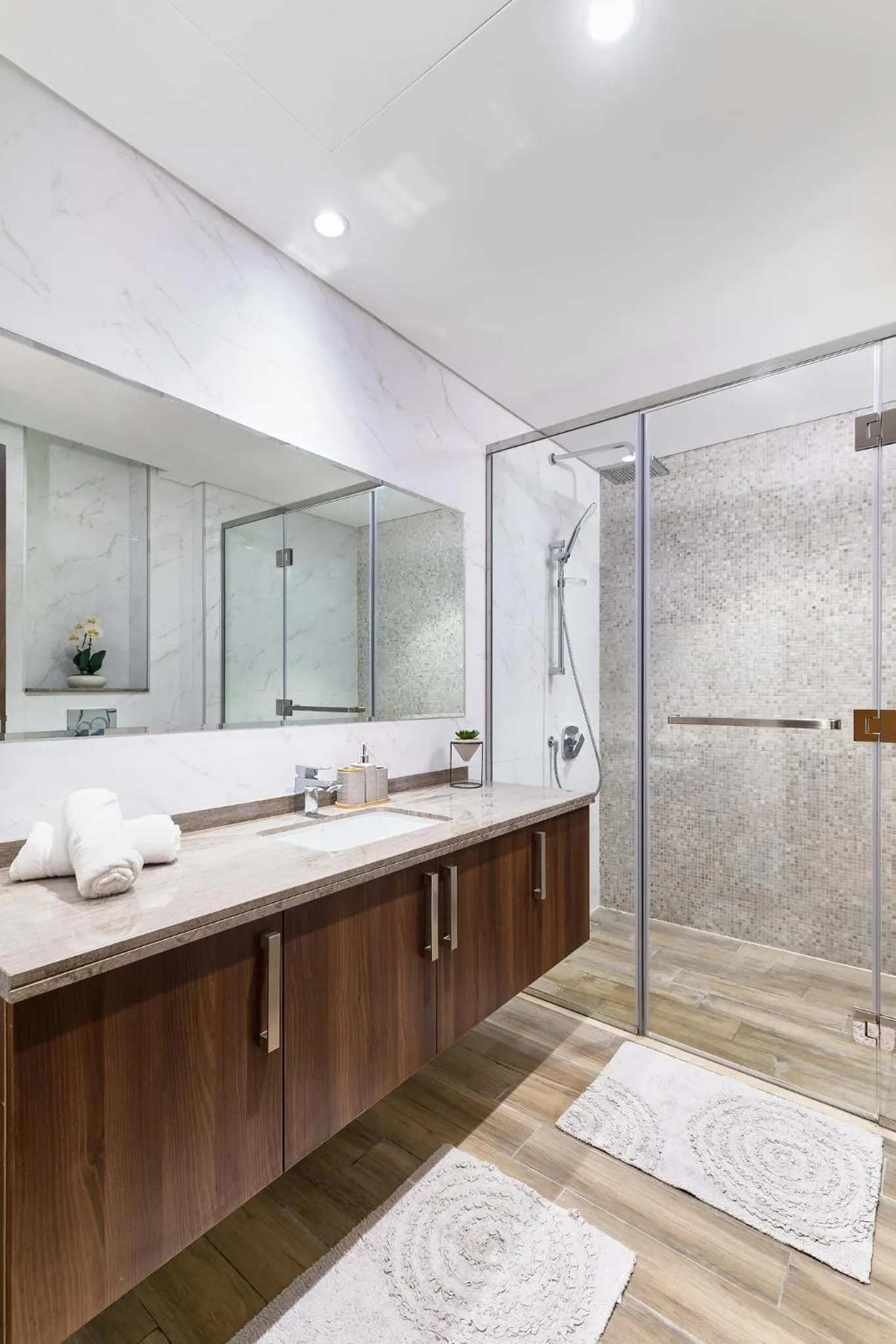 Shower in GLOBALSTAY J One Tower Apartments at Pearl of UAE