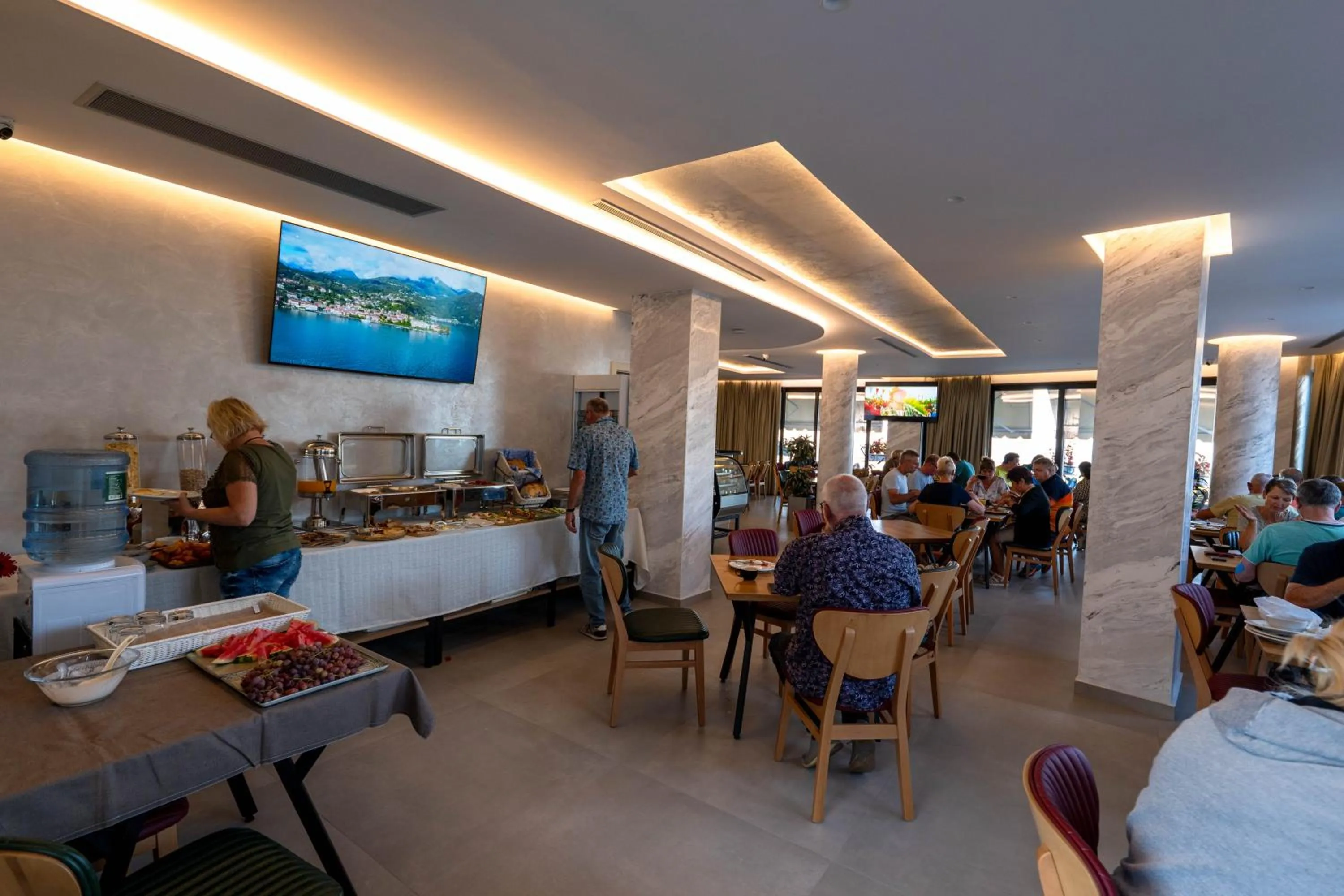 Restaurant/places to eat in Hotel Dior