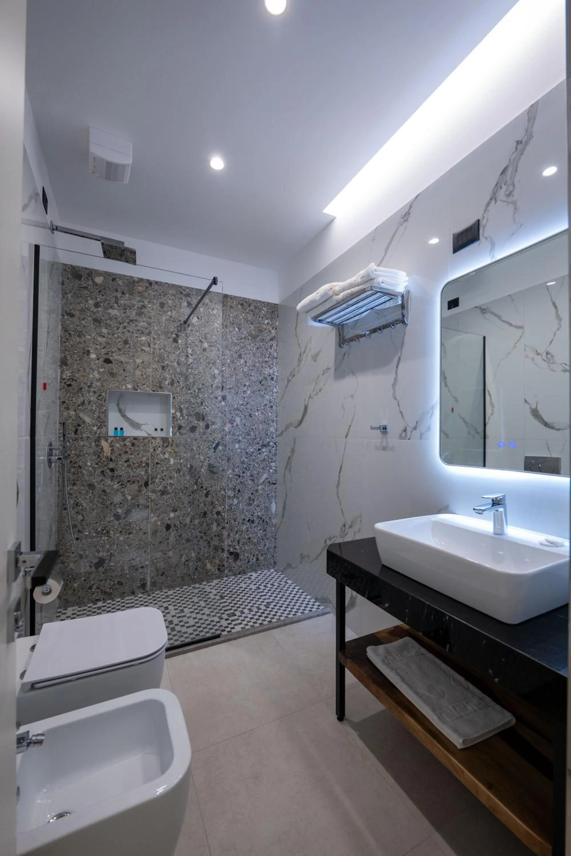 Shower in Hotel Dior