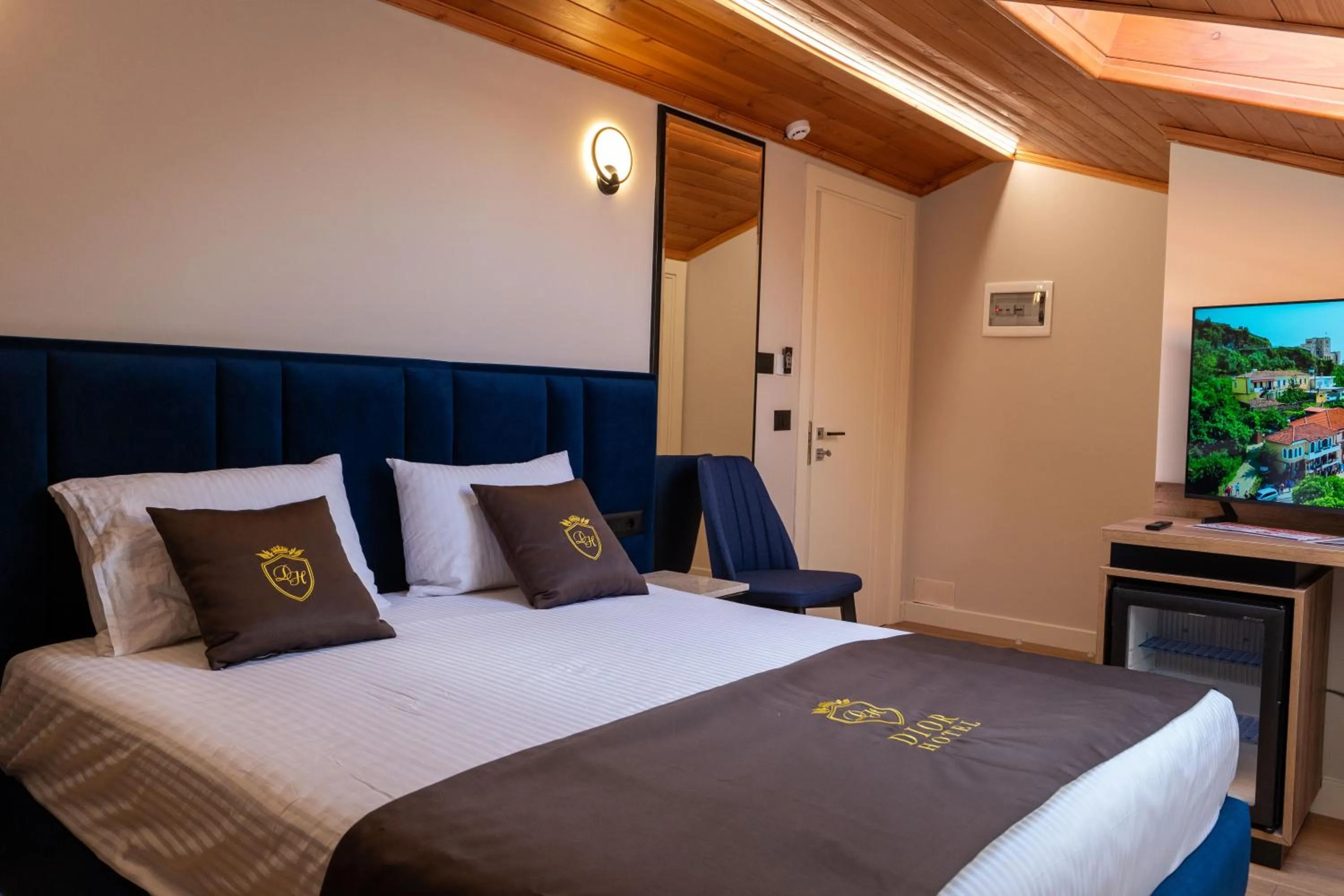 Communal lounge/ TV room, Bed in Hotel Dior