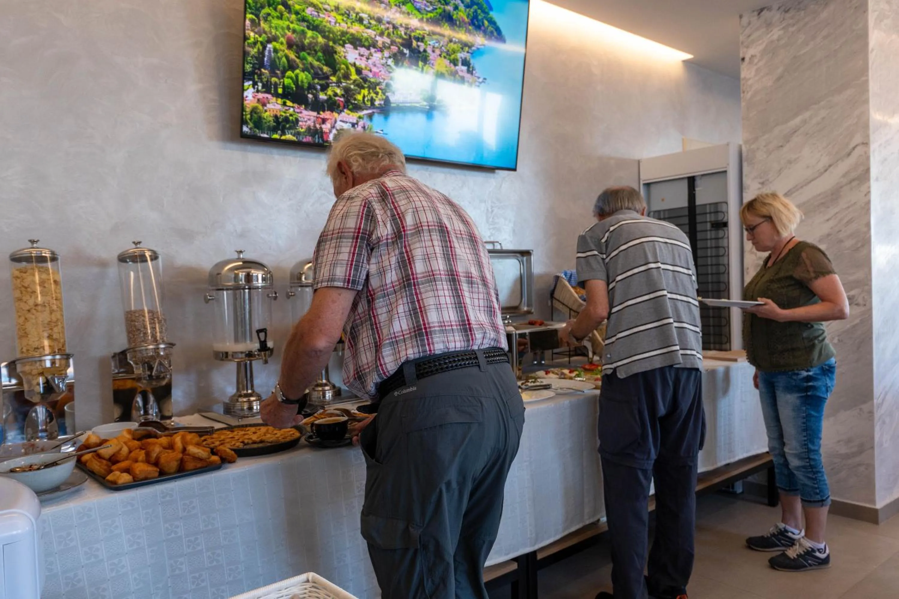 Restaurant/places to eat in Hotel Dior