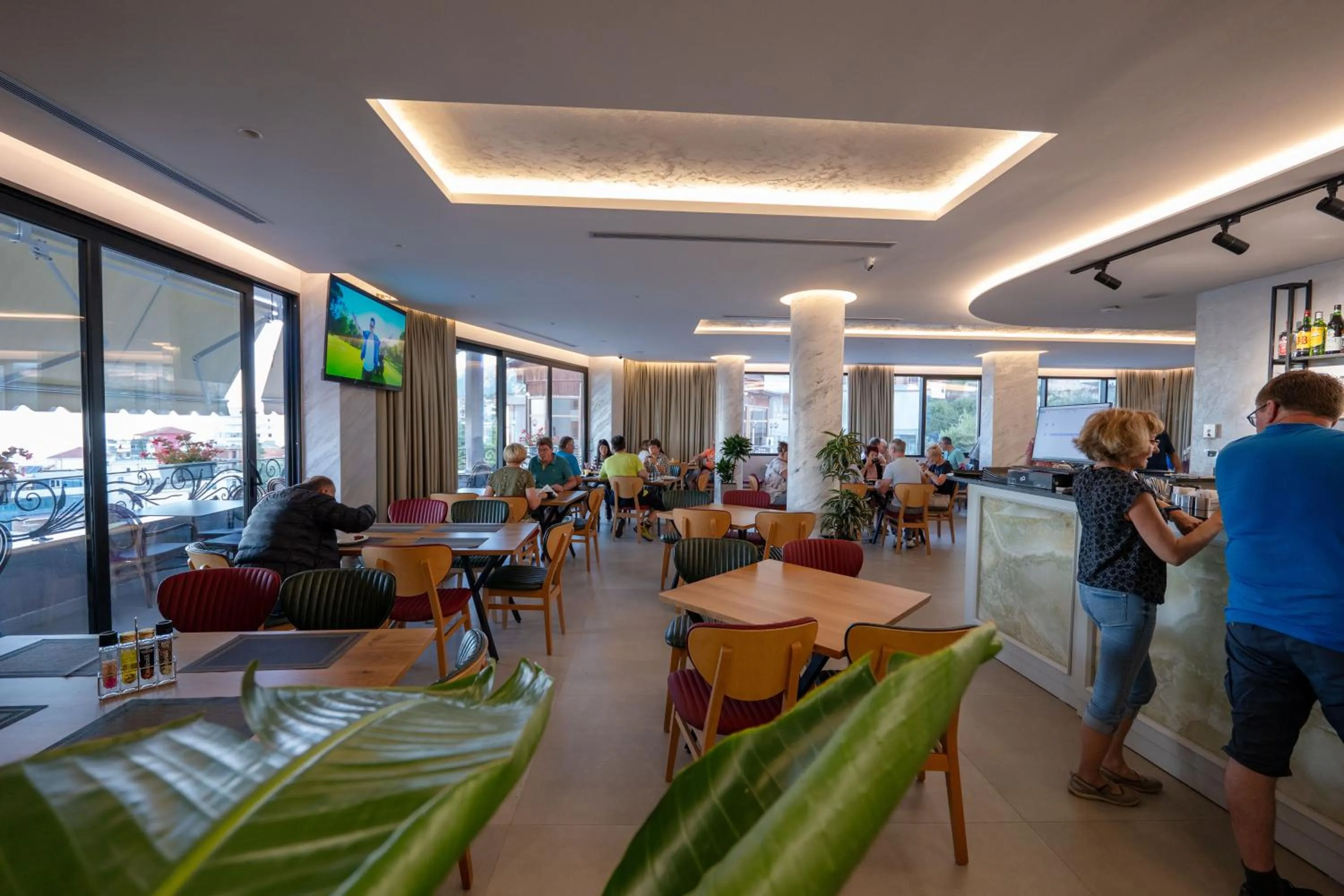 Restaurant/places to eat in Hotel Dior