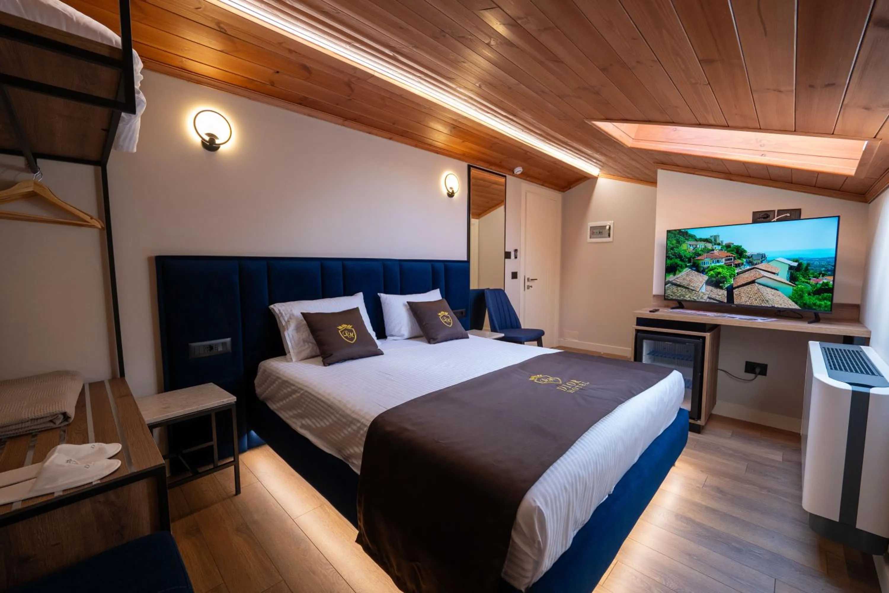 Communal lounge/ TV room, Bed in Hotel Dior