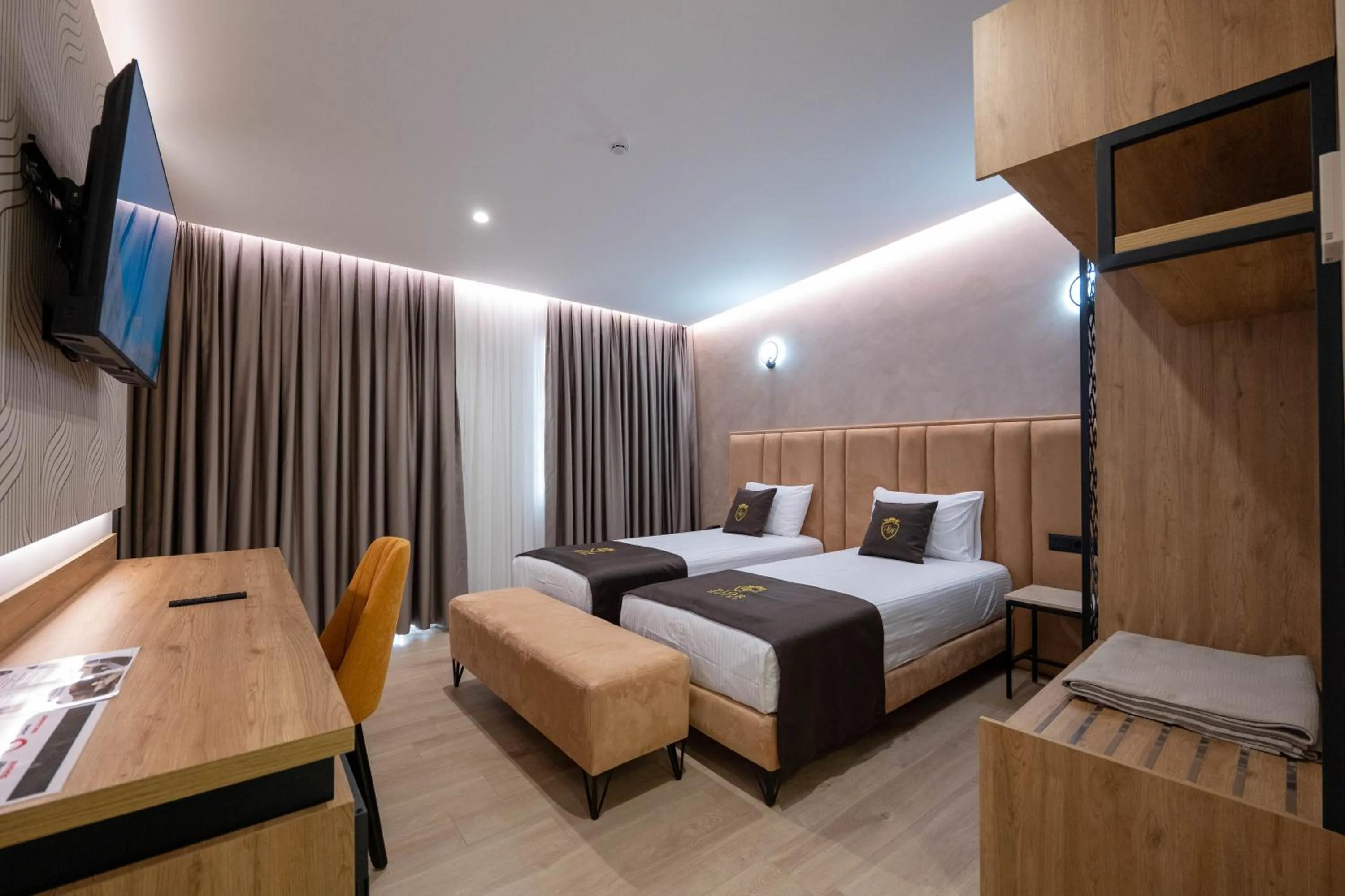 Communal lounge/ TV room, Bed in Hotel Dior