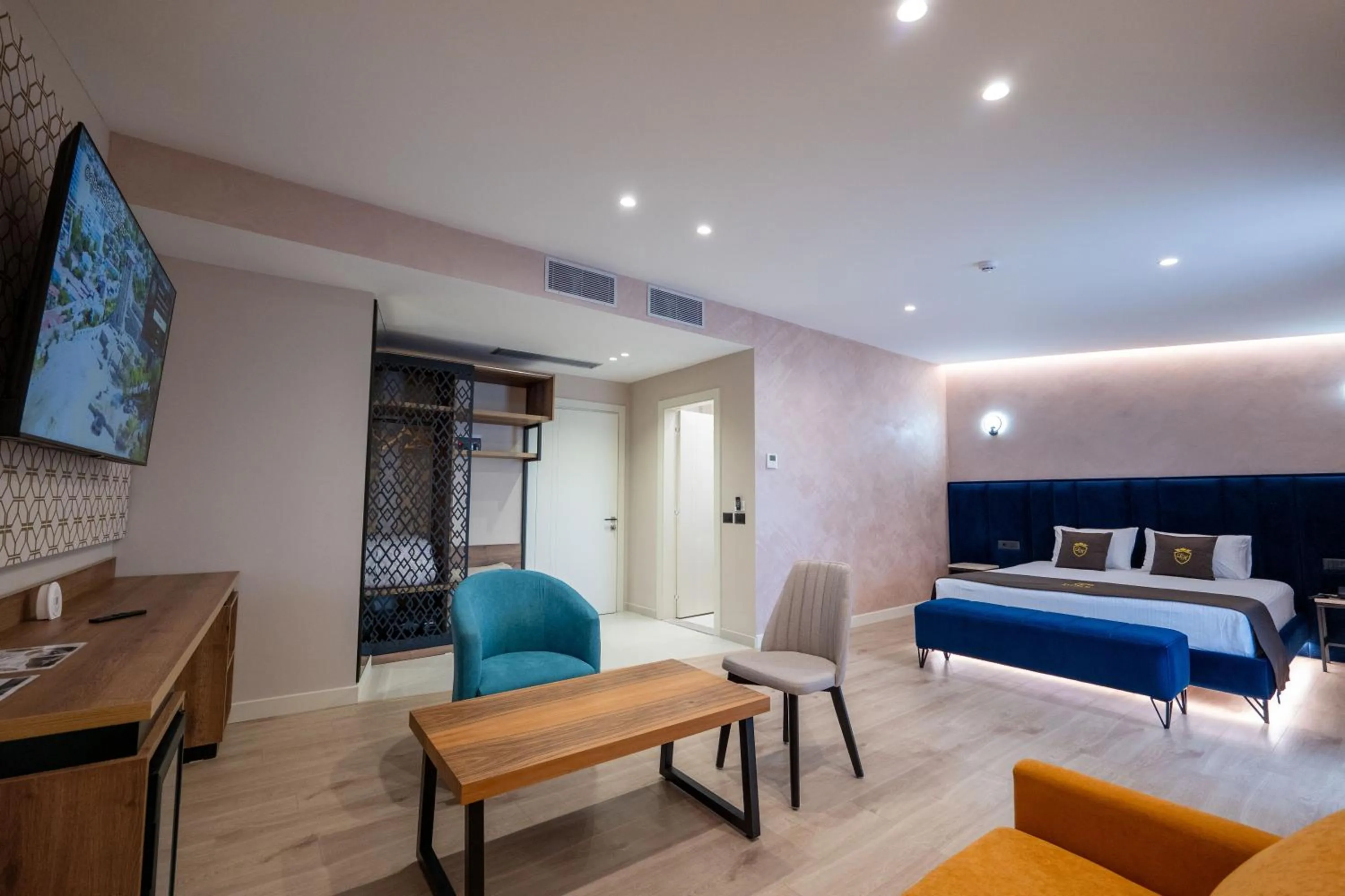 Communal lounge/ TV room, Bed in Hotel Dior