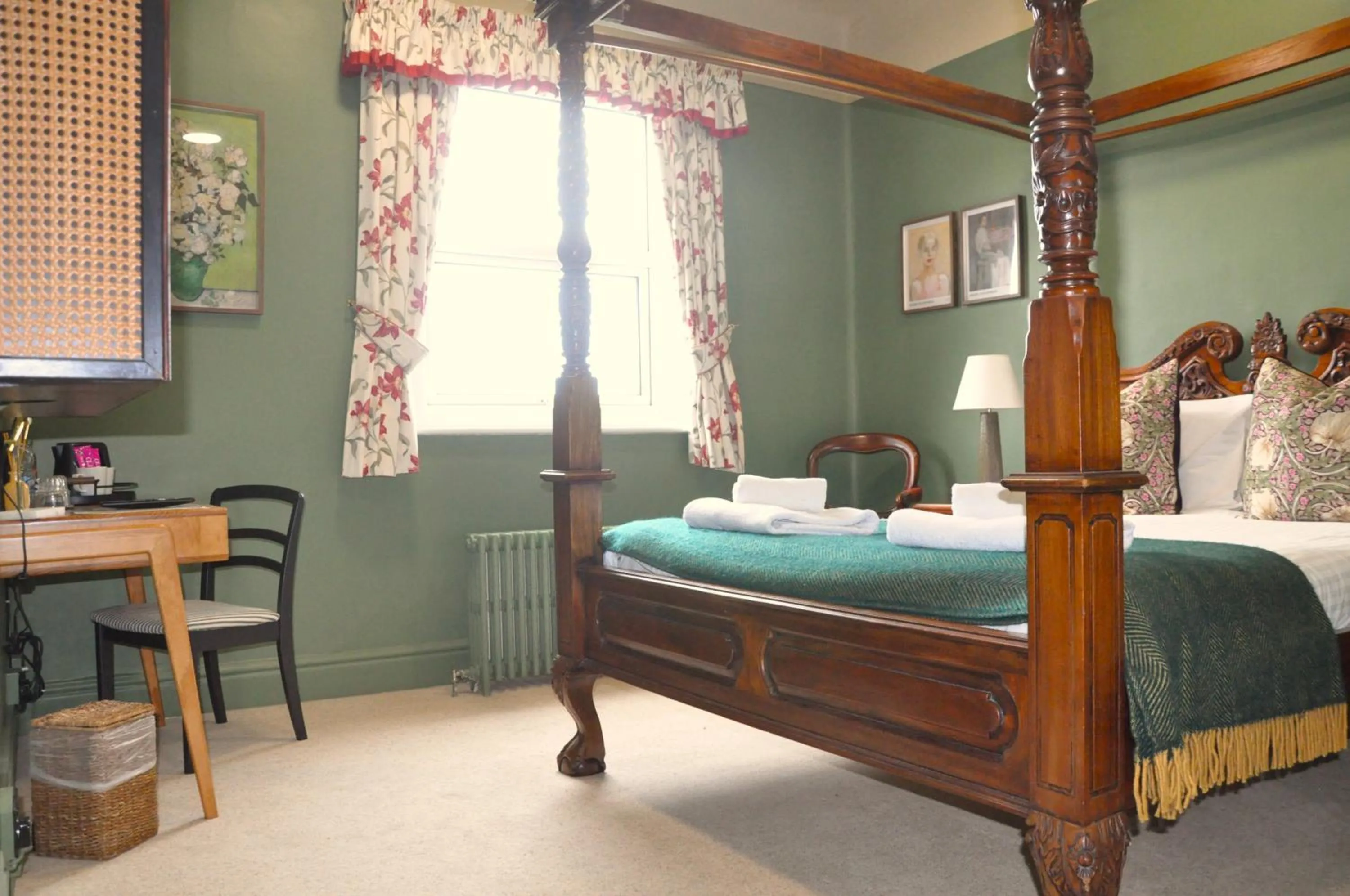 Photo of the whole room, Bed in Eype's Mouth Country Hotel