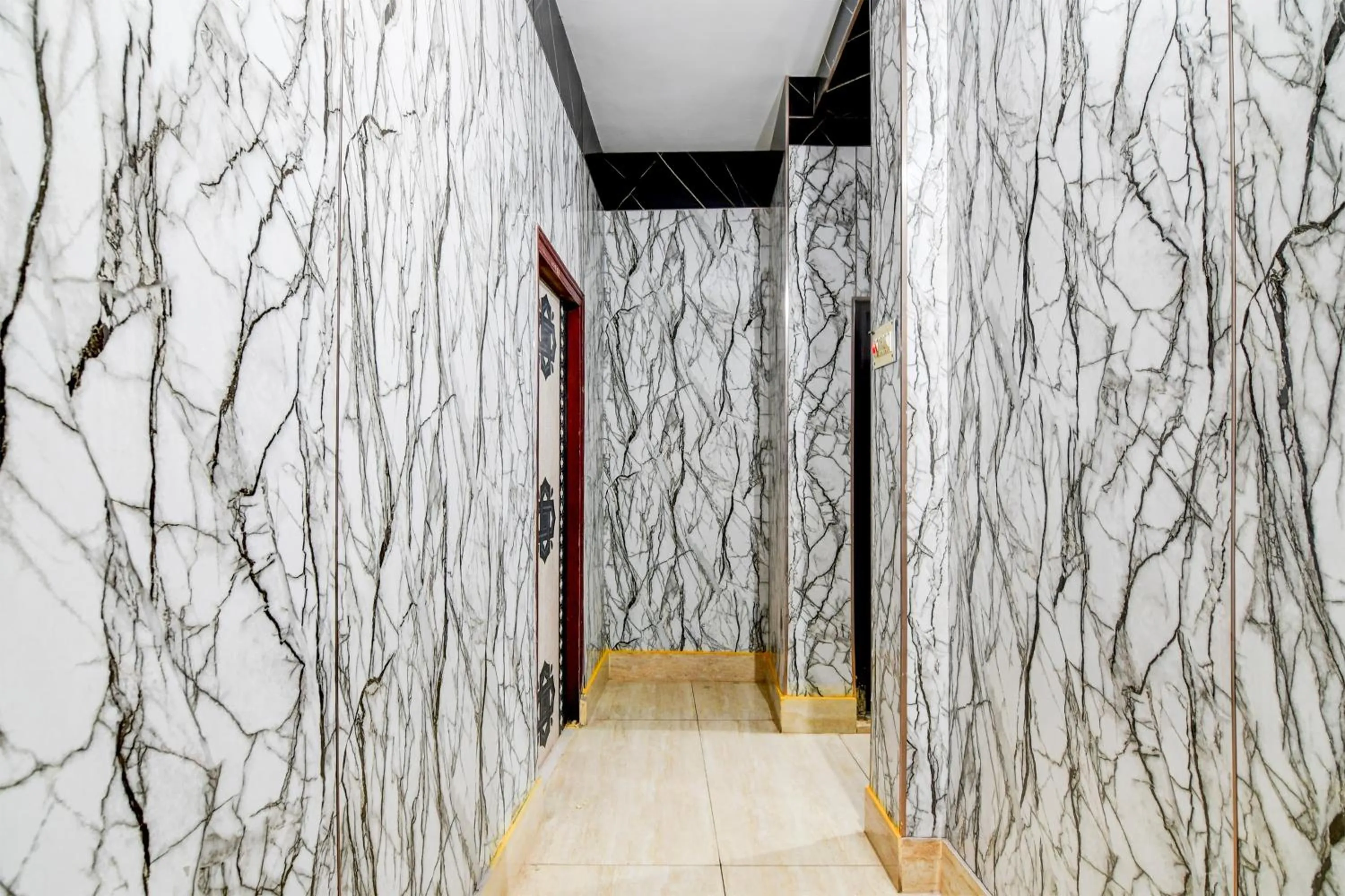 Lobby or reception in Super Hotel O Serampore Railway Station Formerly Rupashi Guest House