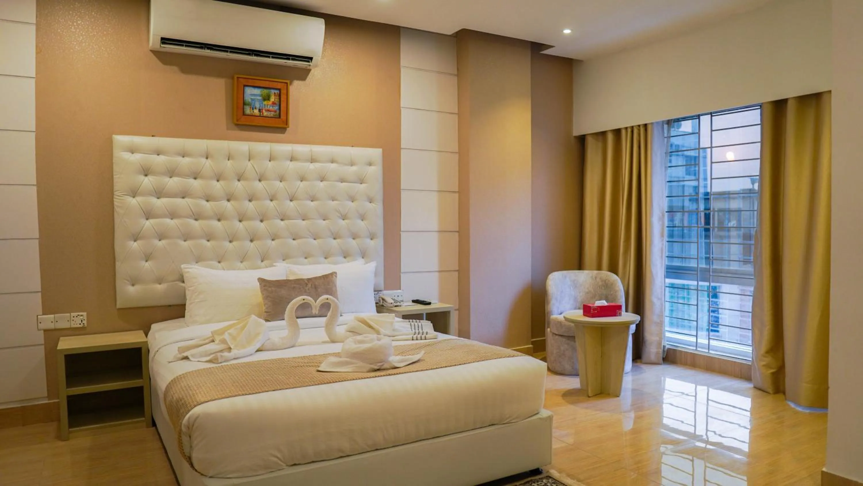 Living room, Bed in Grand Vistana