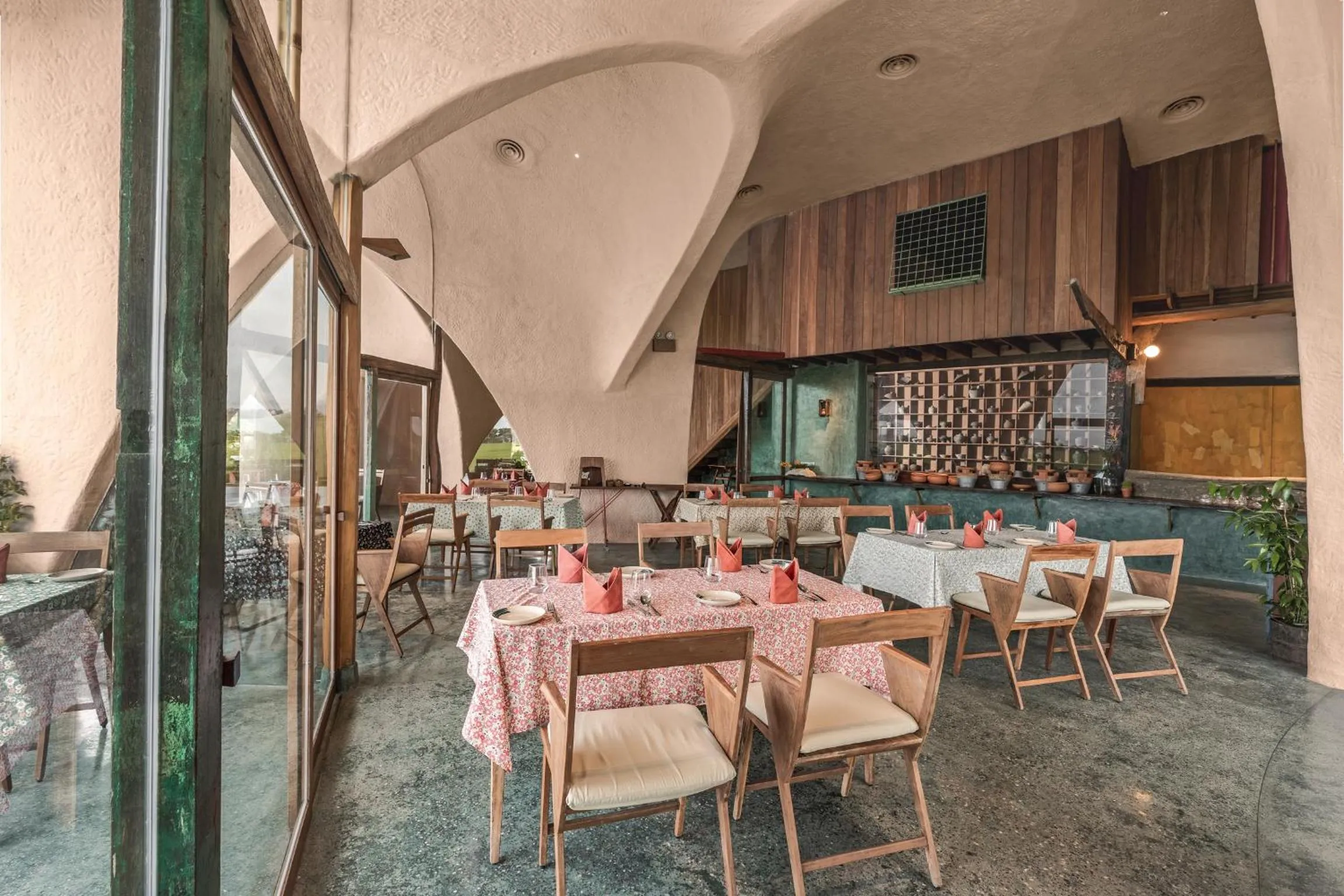 Restaurant/places to eat in Reu Boutique Hotel