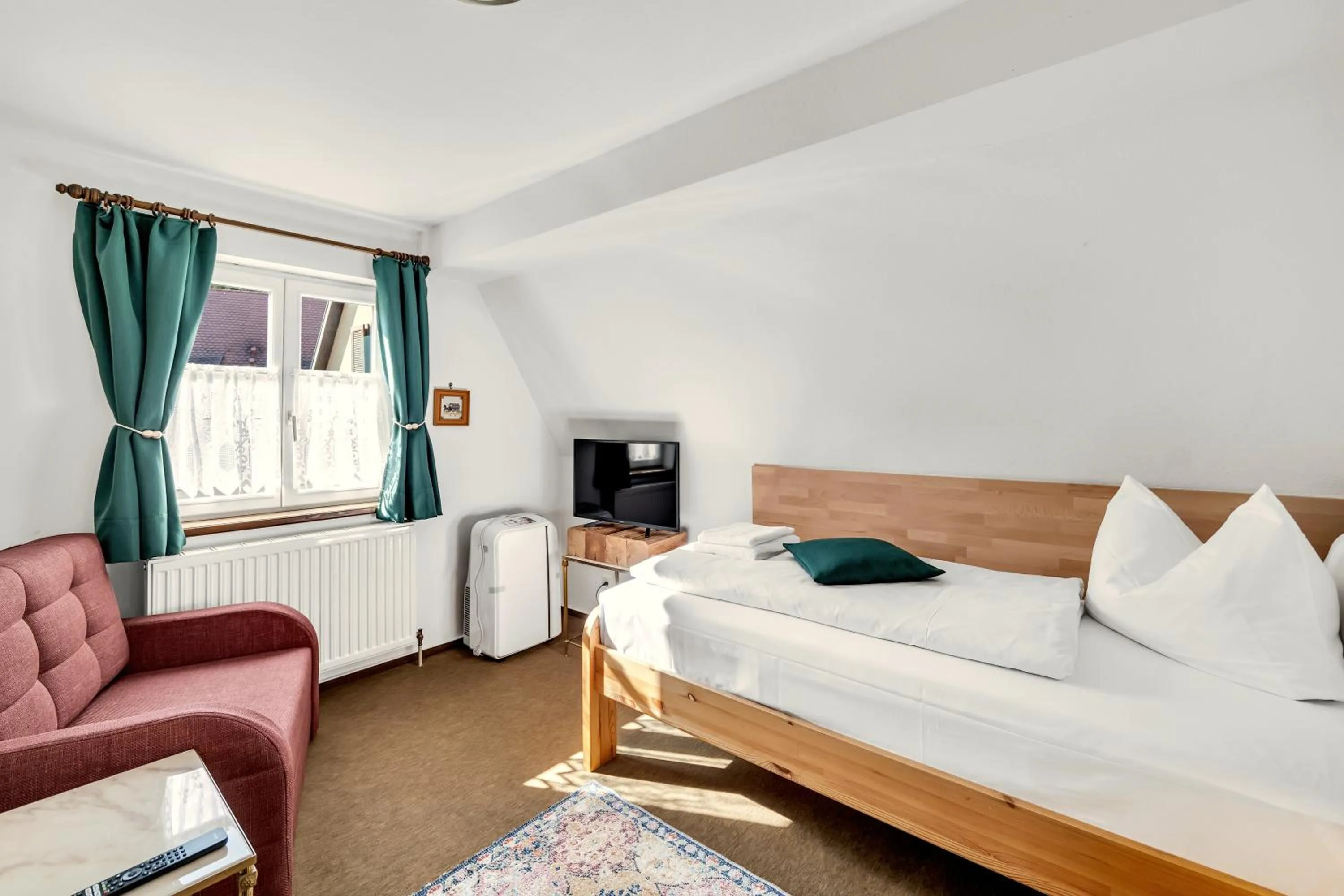 Bedroom, Bed in Artistique Hotel