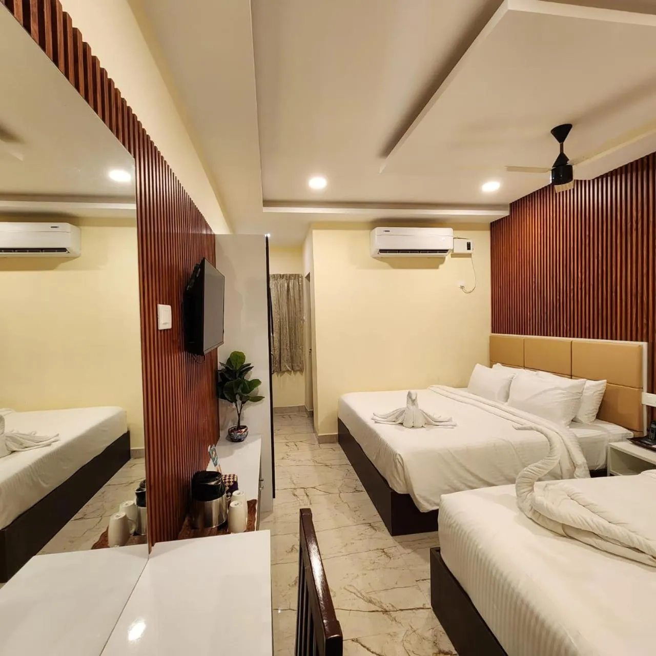 Bedroom, Bed in Hotel Dusk and Dawn