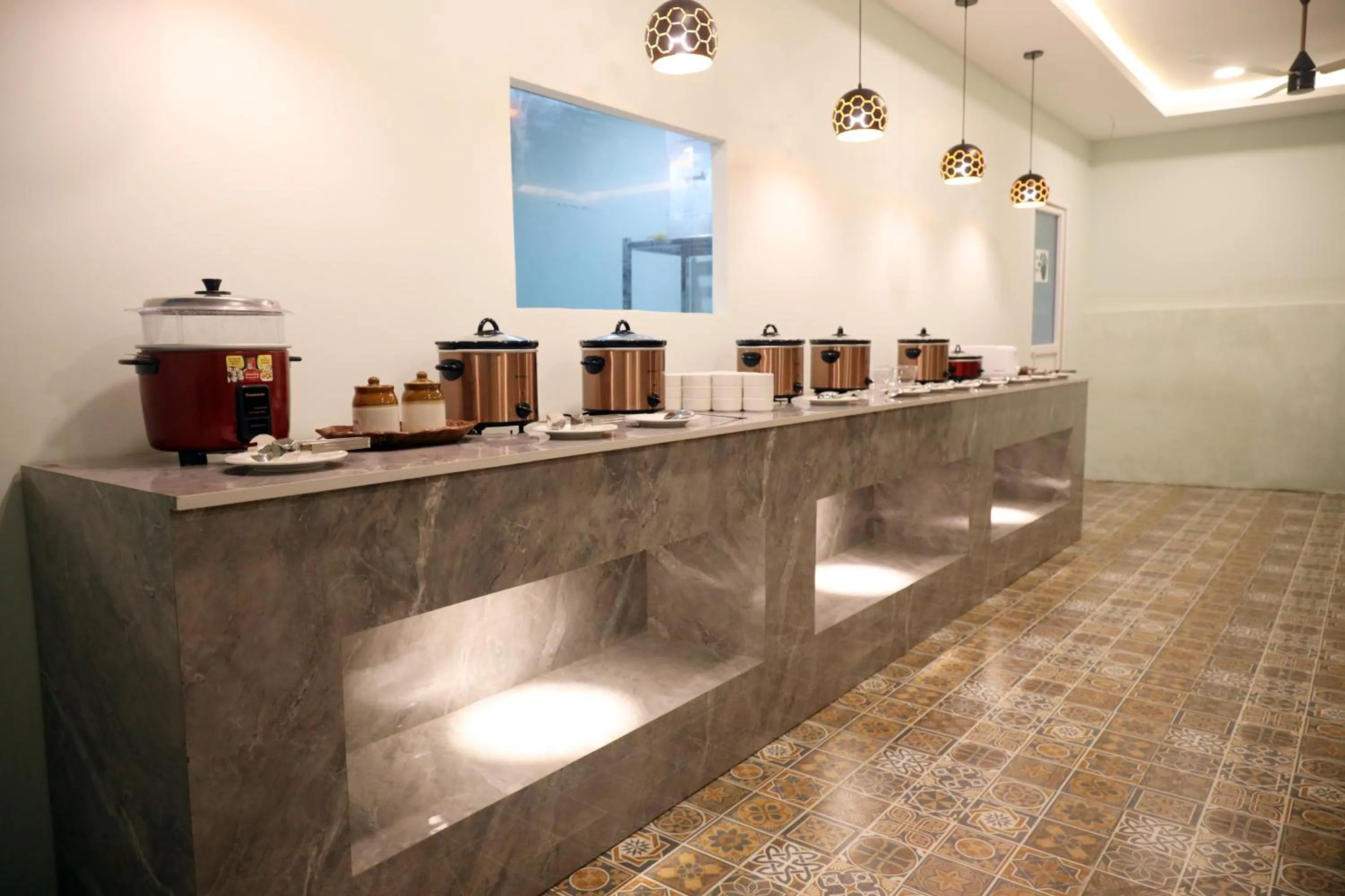 Restaurant/places to eat in Hotel Dusk and Dawn