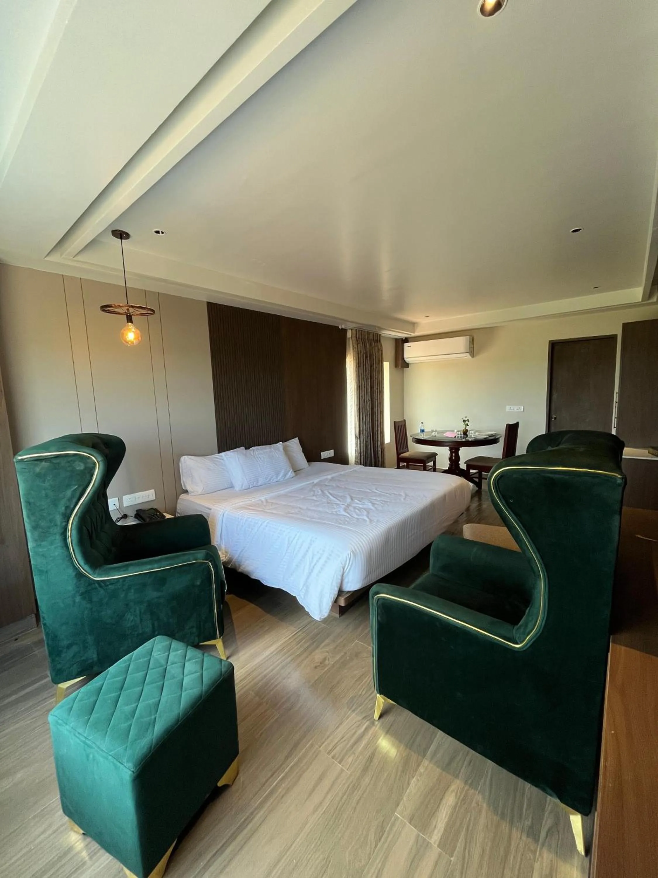 Bedroom, Bed in Hotel Dusk and Dawn