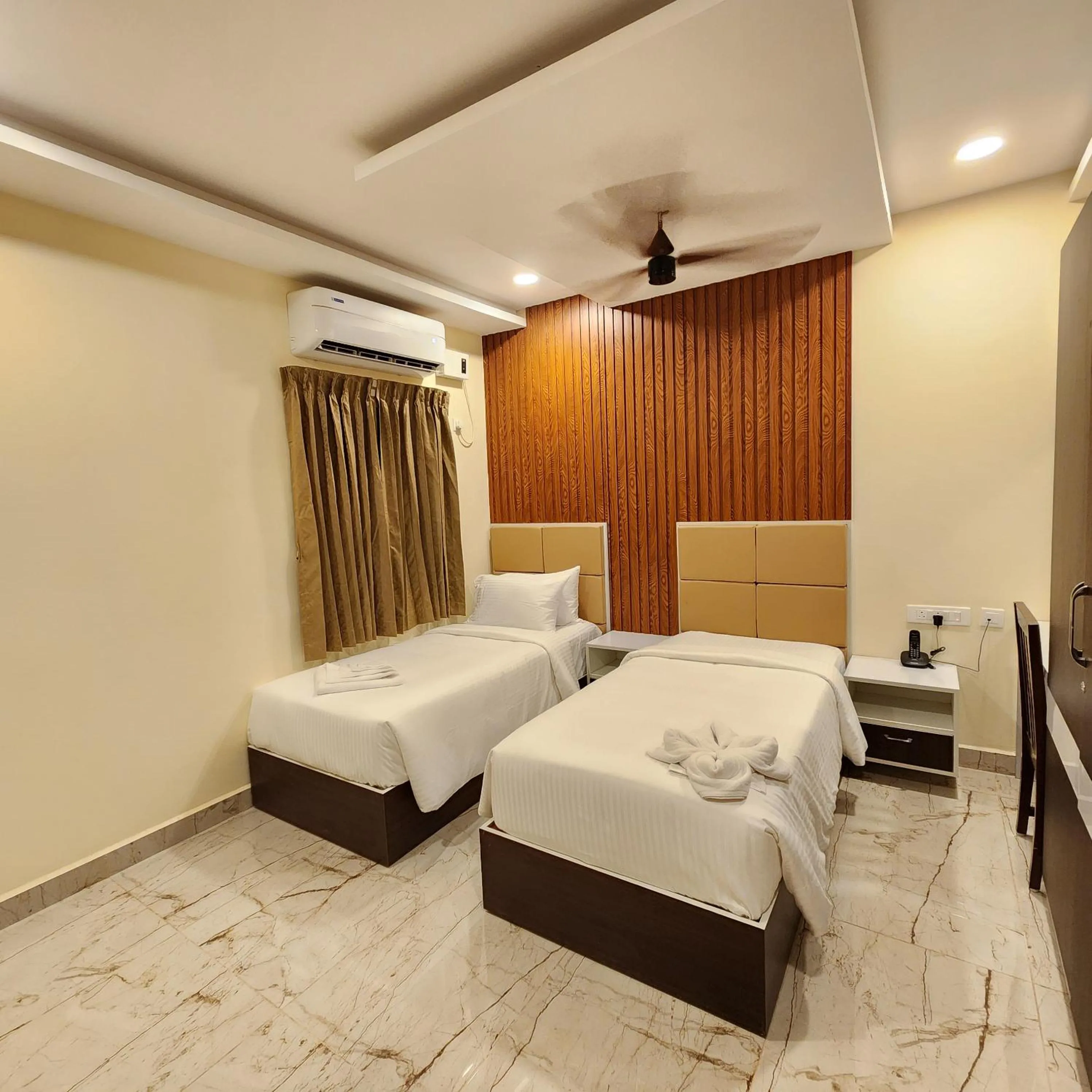 Restaurant/places to eat, Bed in Hotel Dusk and Dawn