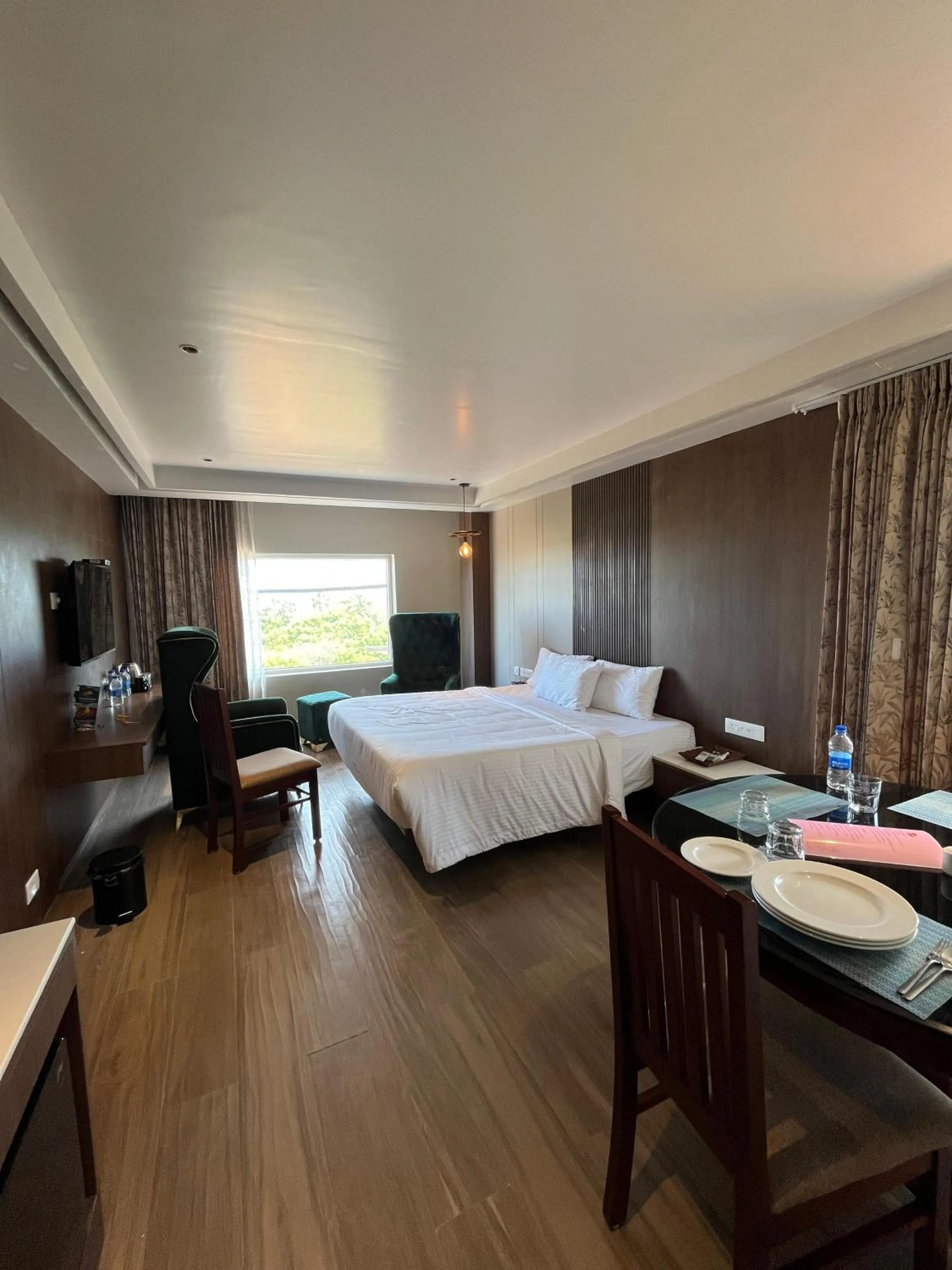 Dining area, Bed in Hotel Dusk and Dawn