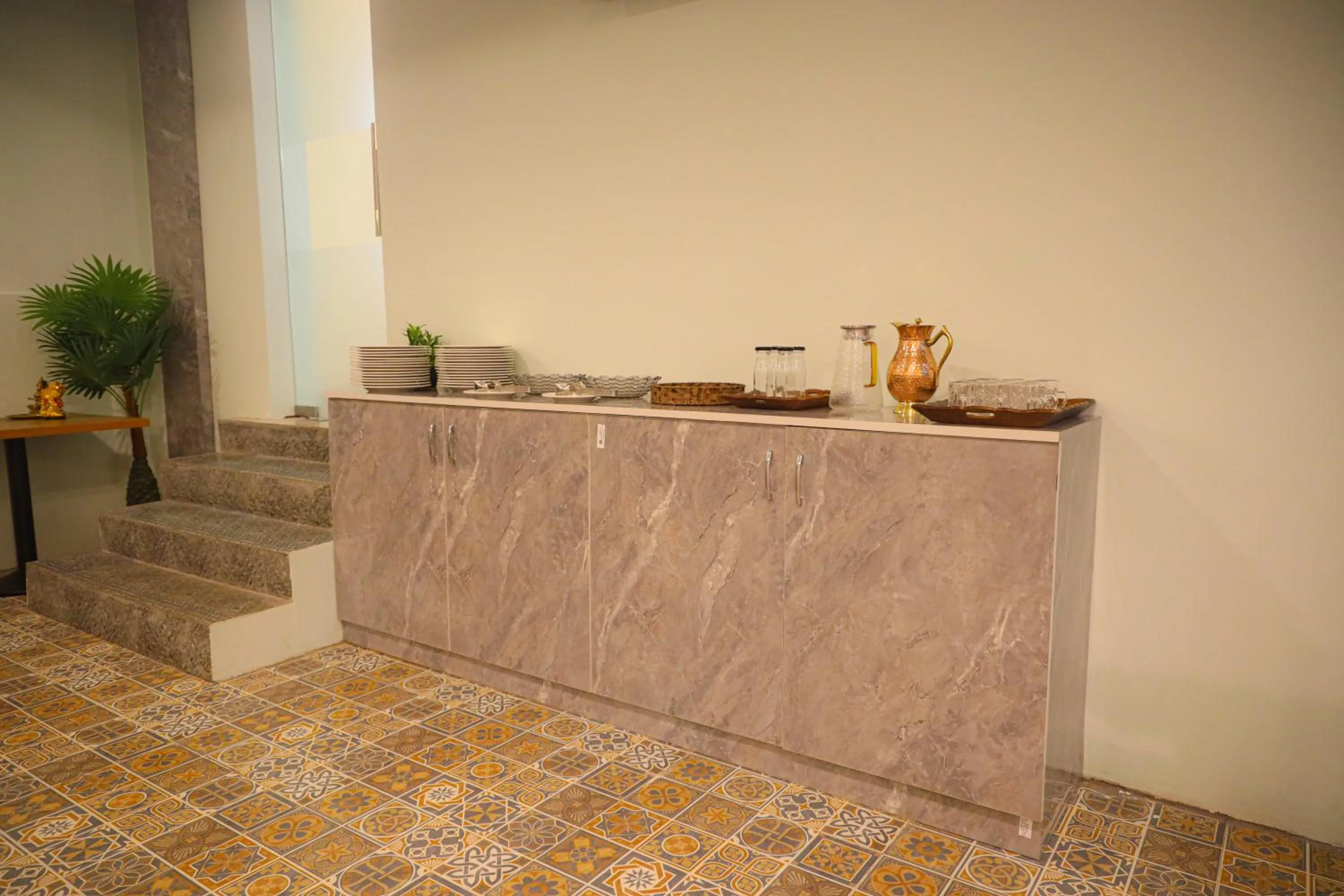 Restaurant/places to eat in Hotel Dusk and Dawn