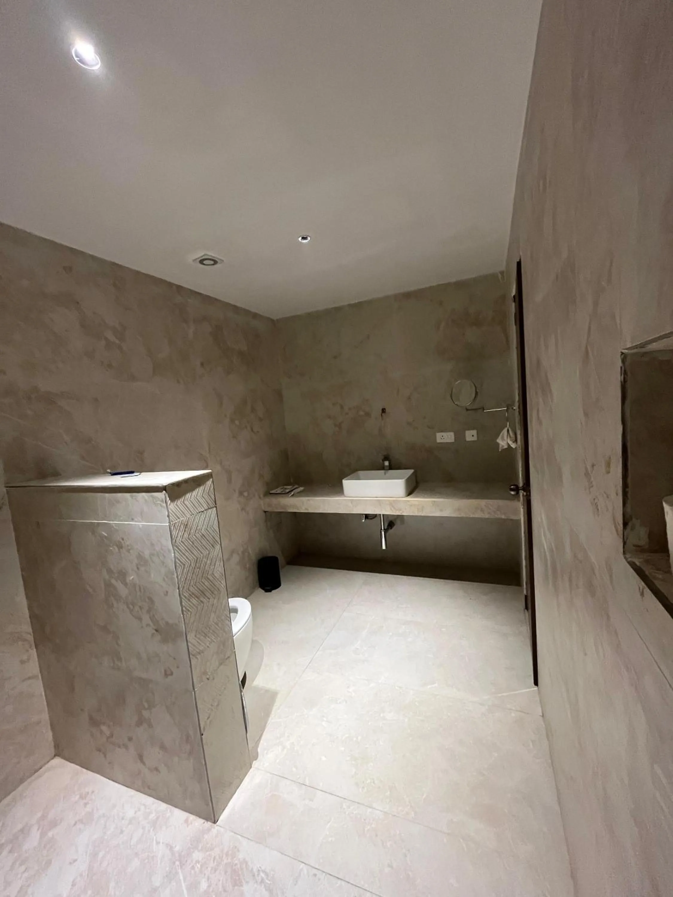 Bathroom, Bed in Hotel Dusk and Dawn