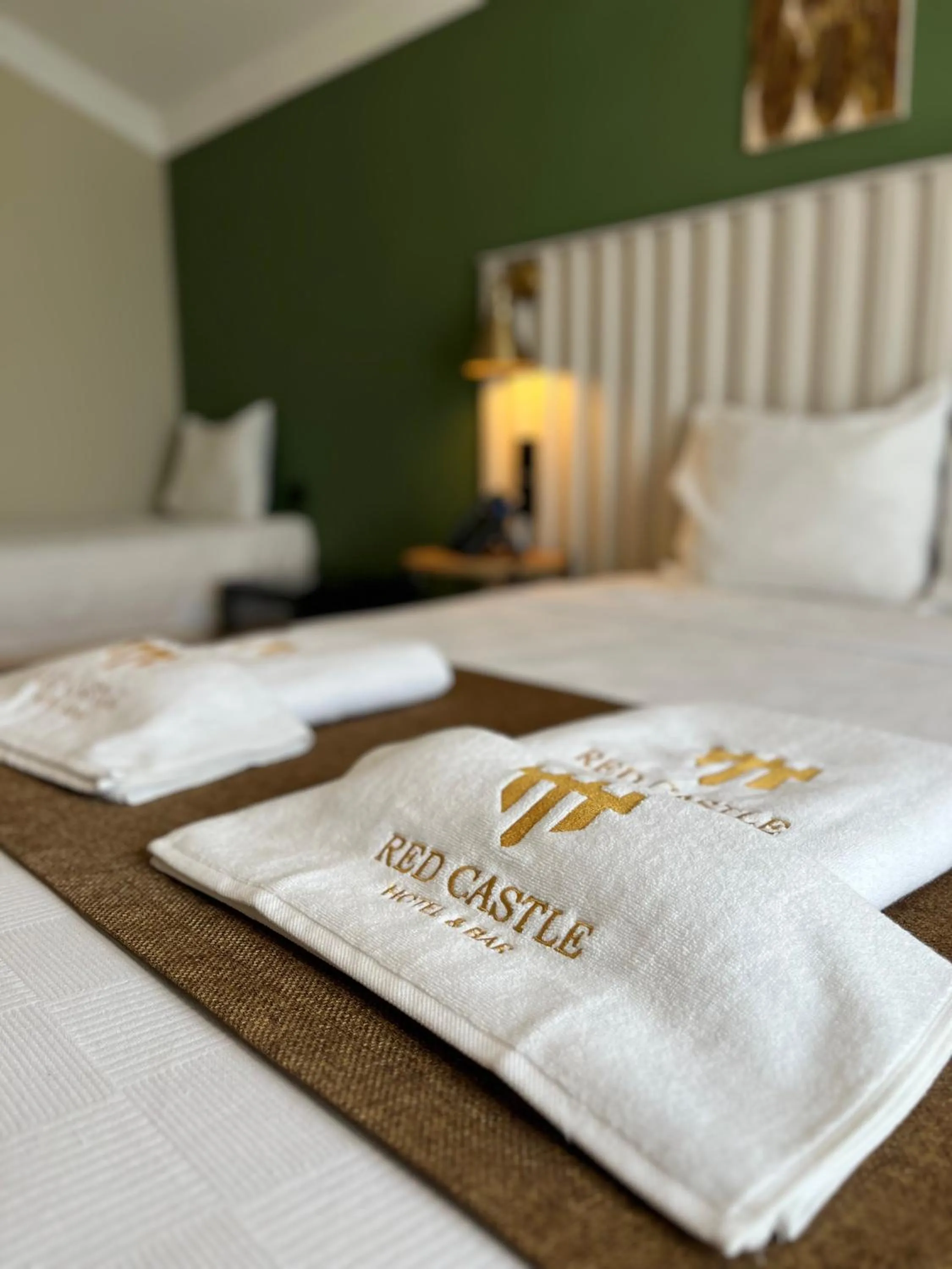 Bed in Red Castle Hotel & Pub