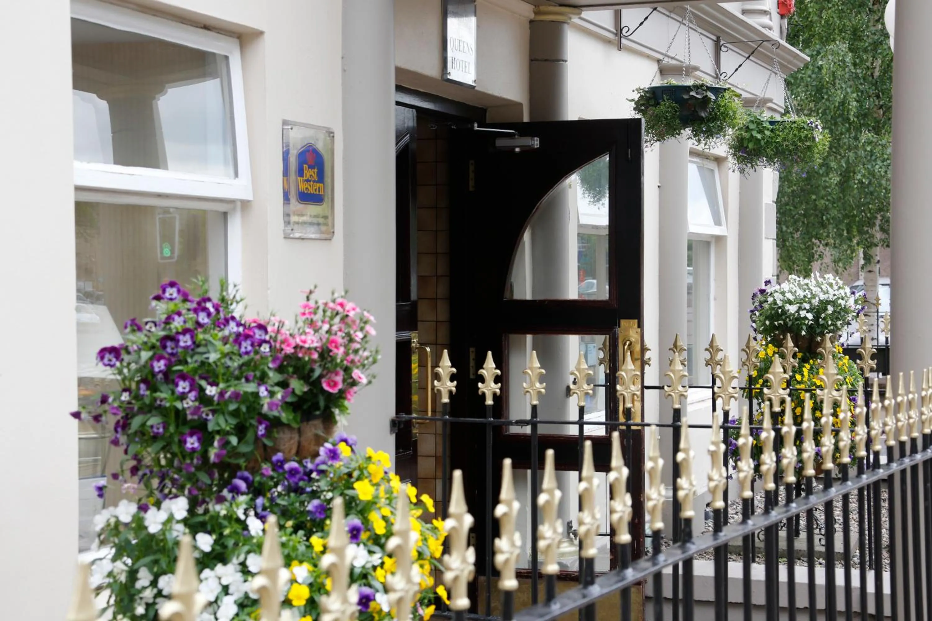 Facade/entrance in Best Western Queens Hotel