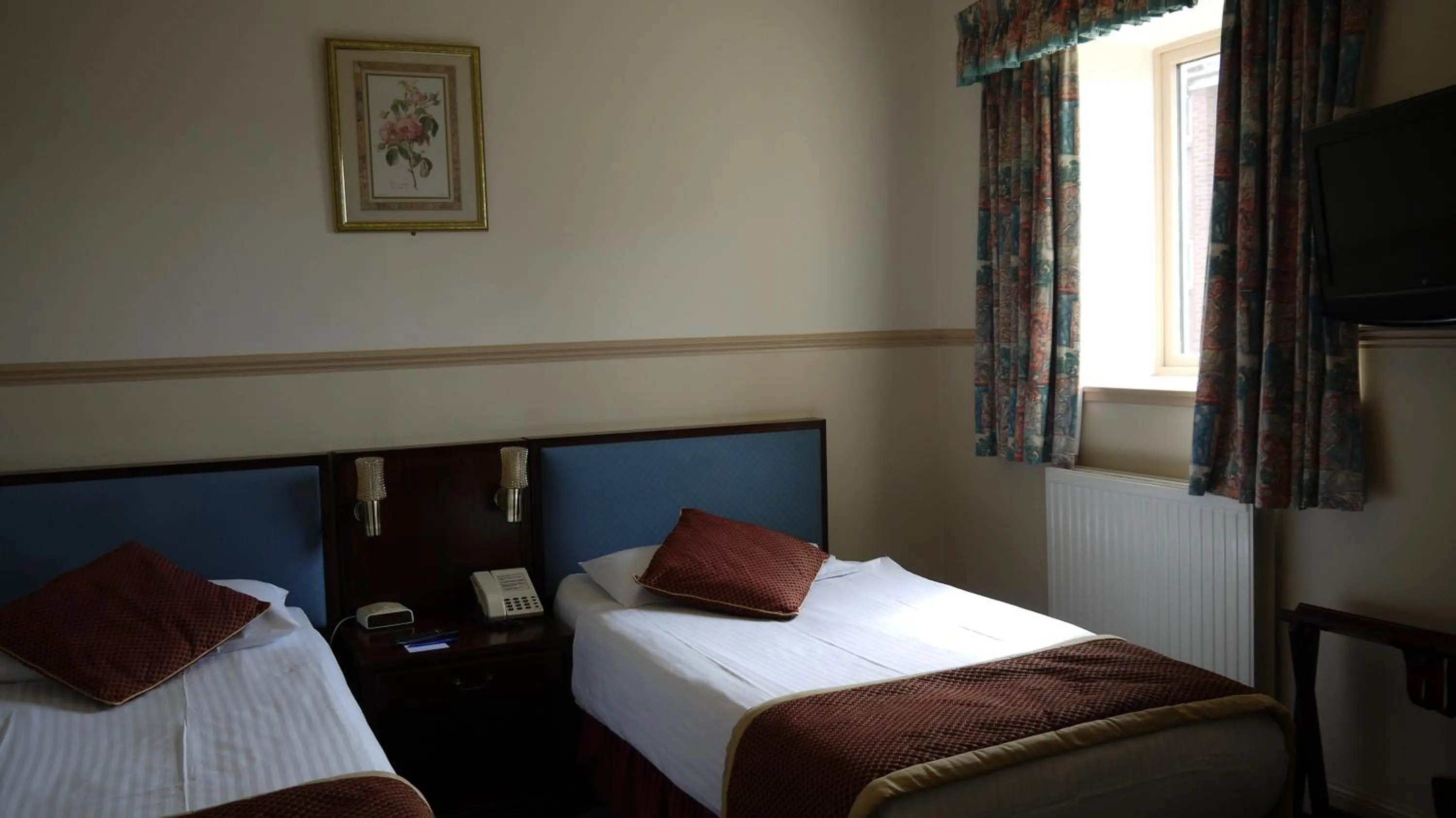 Bed in Best Western Queens Hotel