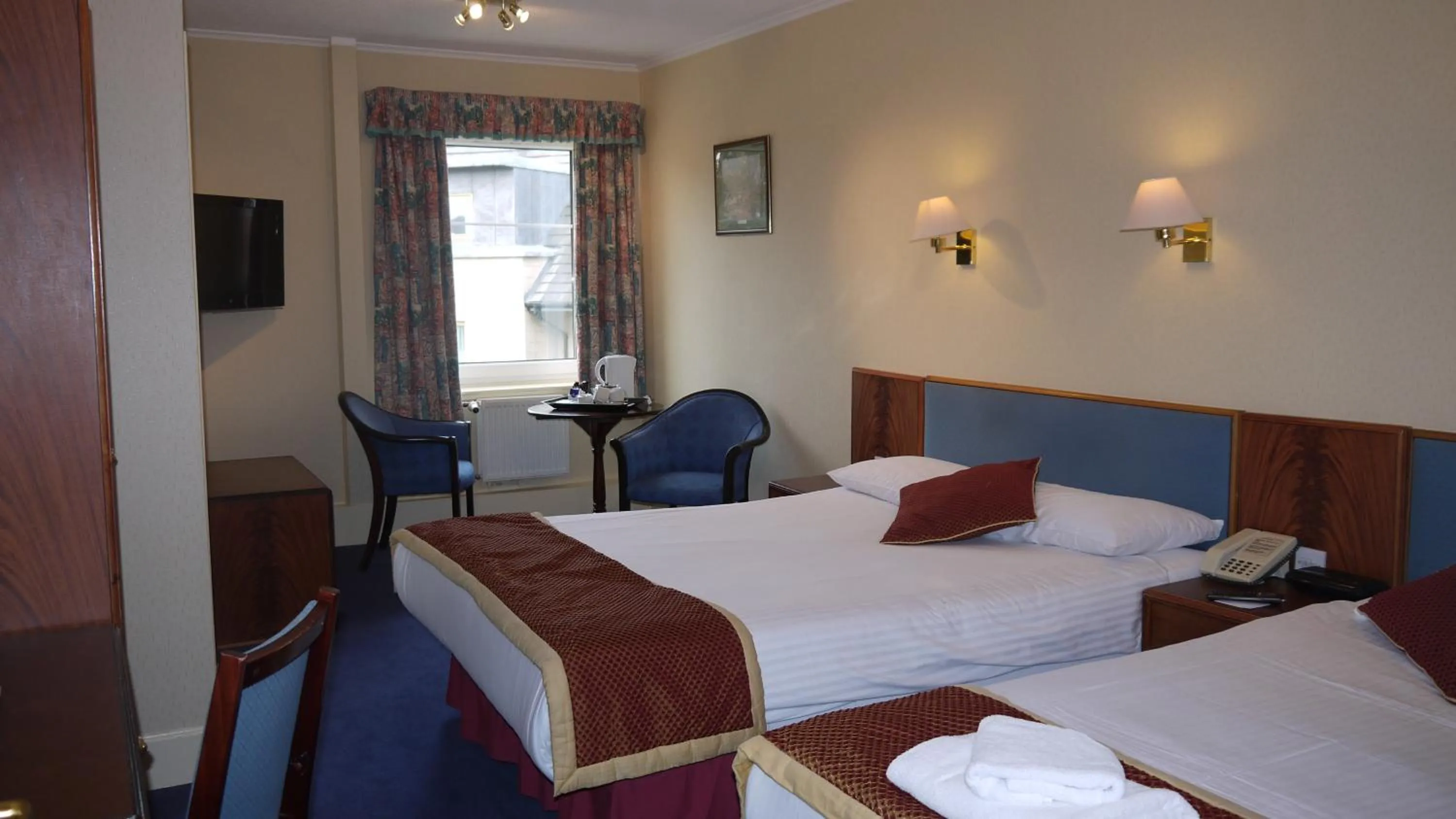 Bed in Best Western Queens Hotel