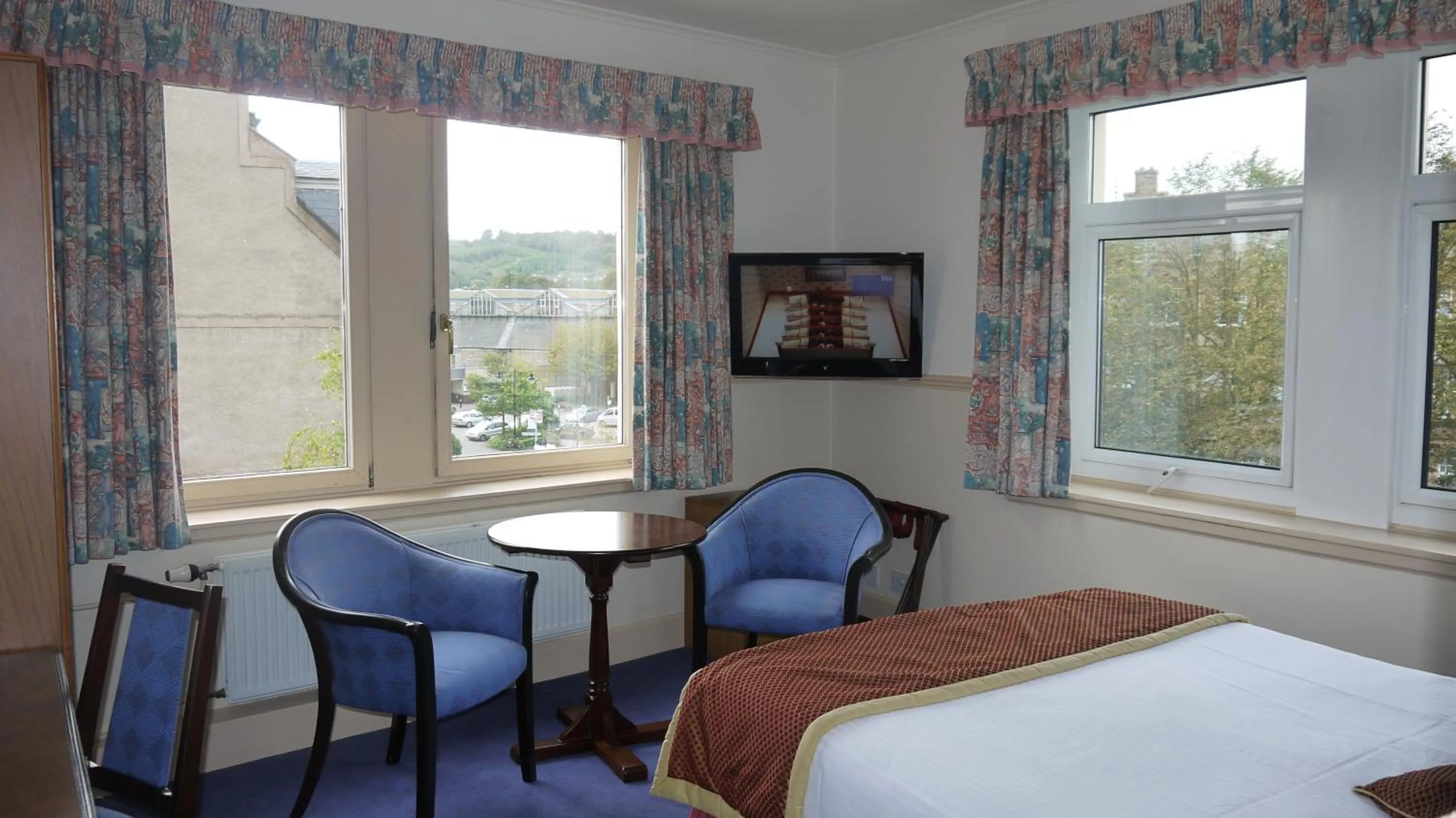 Bed, Seating Area in Best Western Queens Hotel