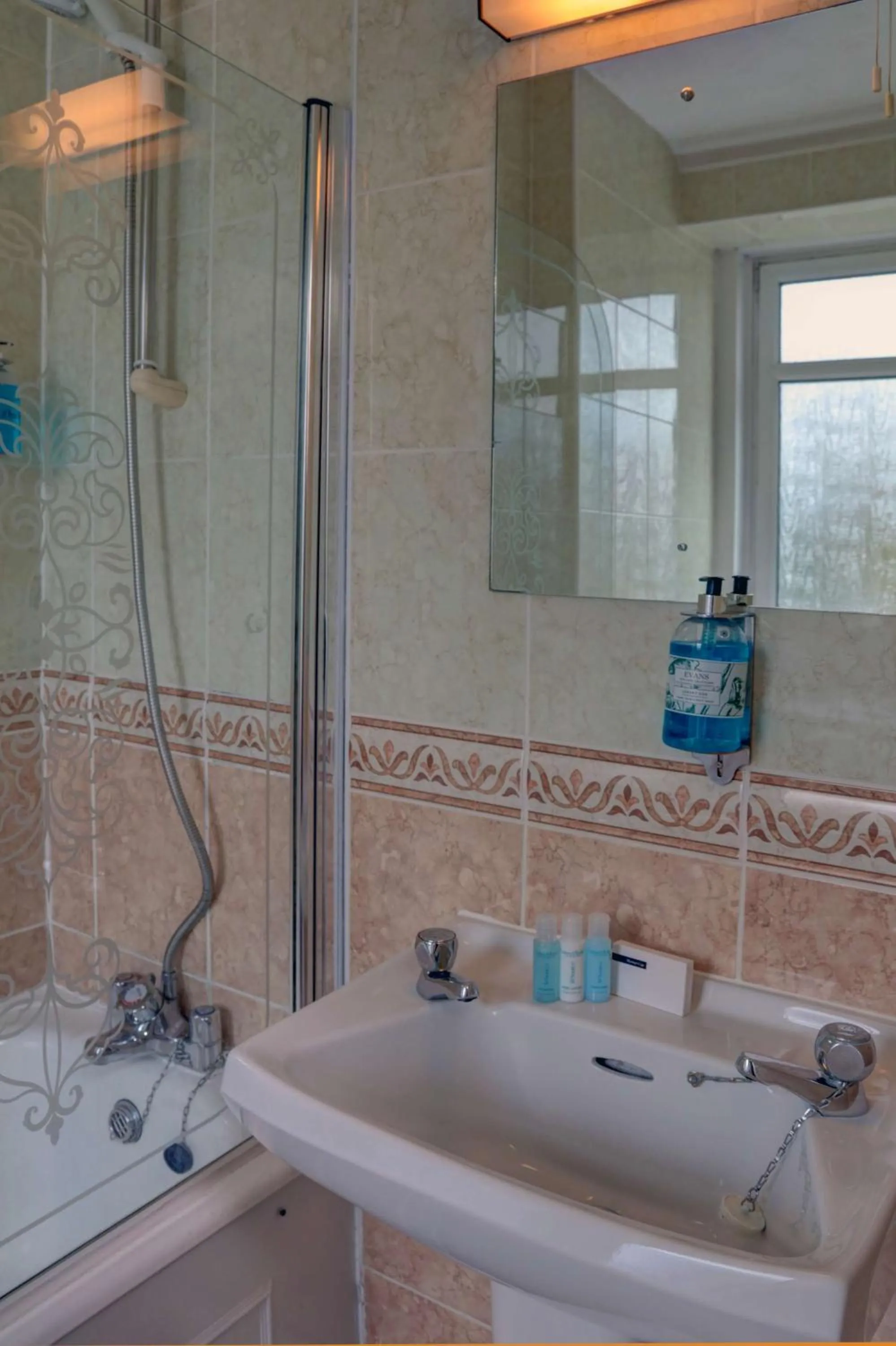 Photo of the whole room, Bathroom in Best Western Queens Hotel