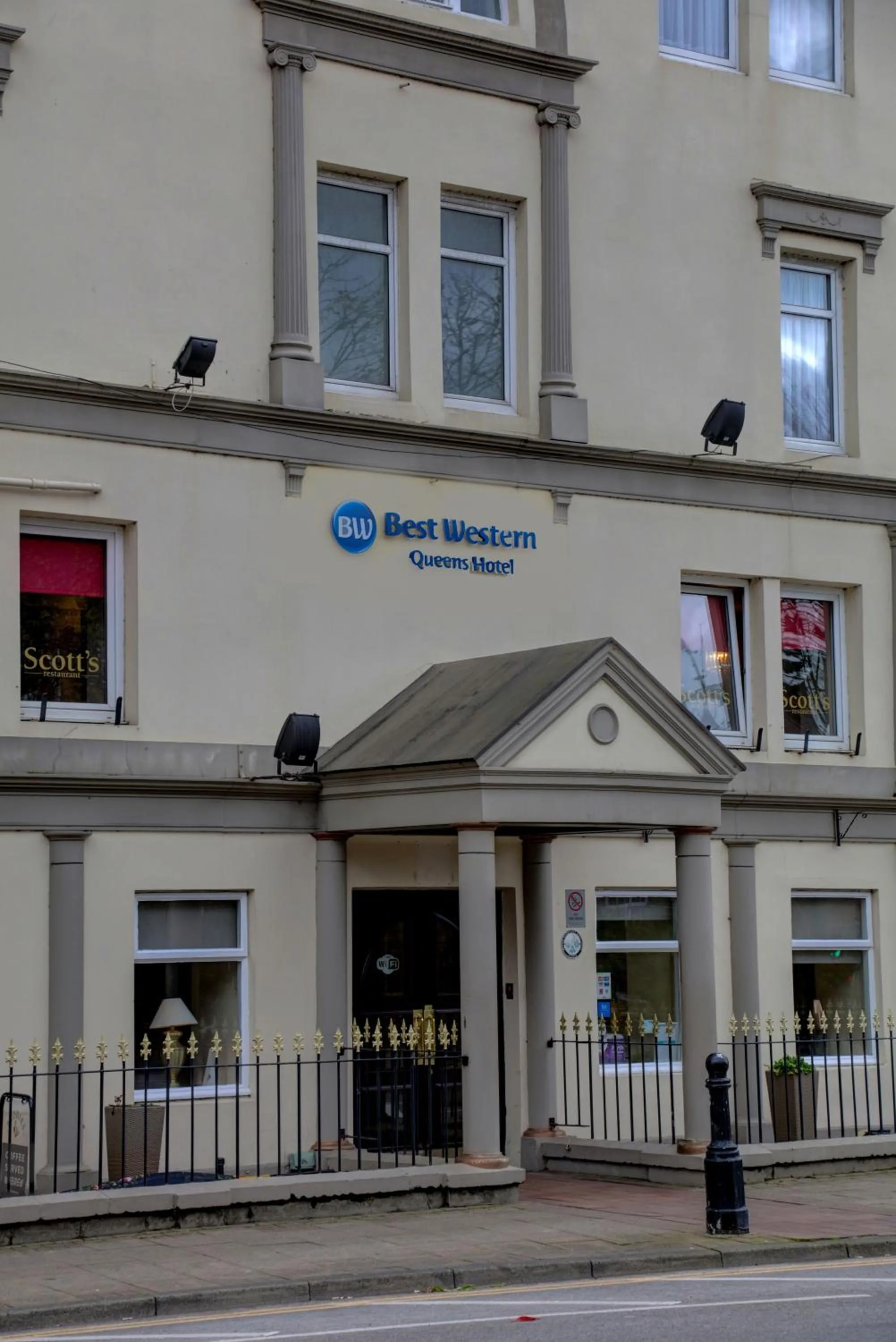 Property Building in Best Western Queens Hotel