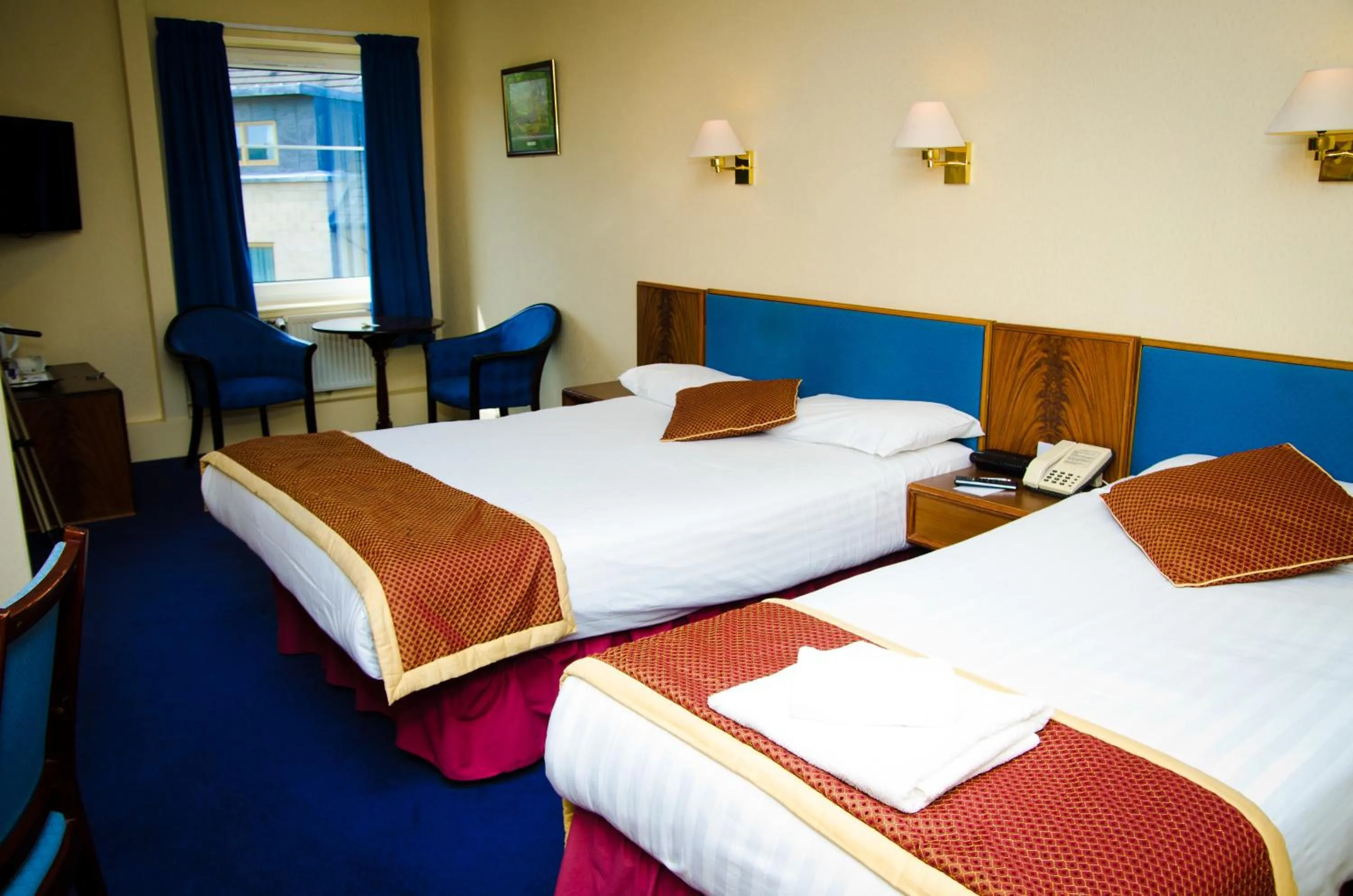 Bed in Best Western Queens Hotel