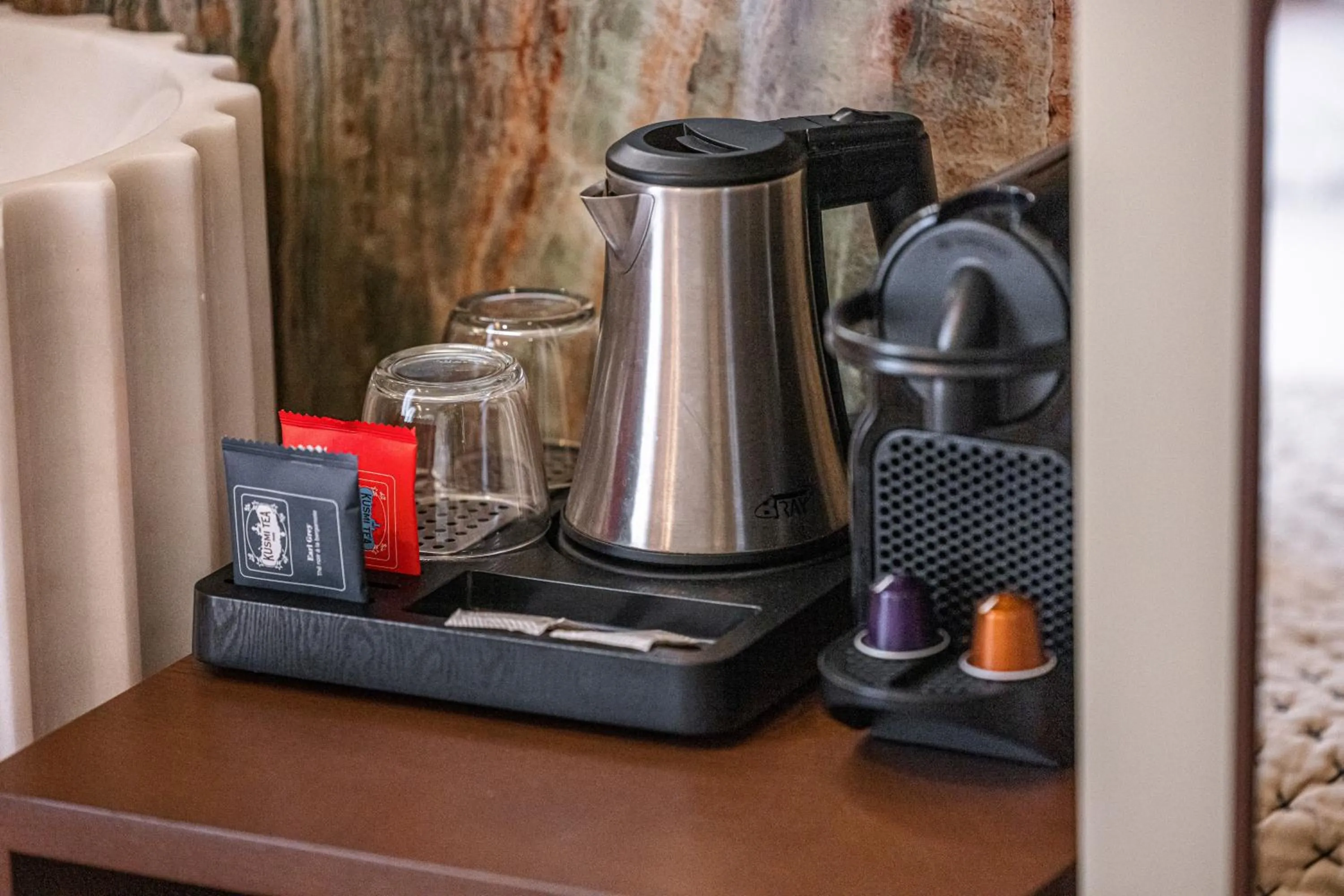 Coffee/tea facilities in Naomi Nice