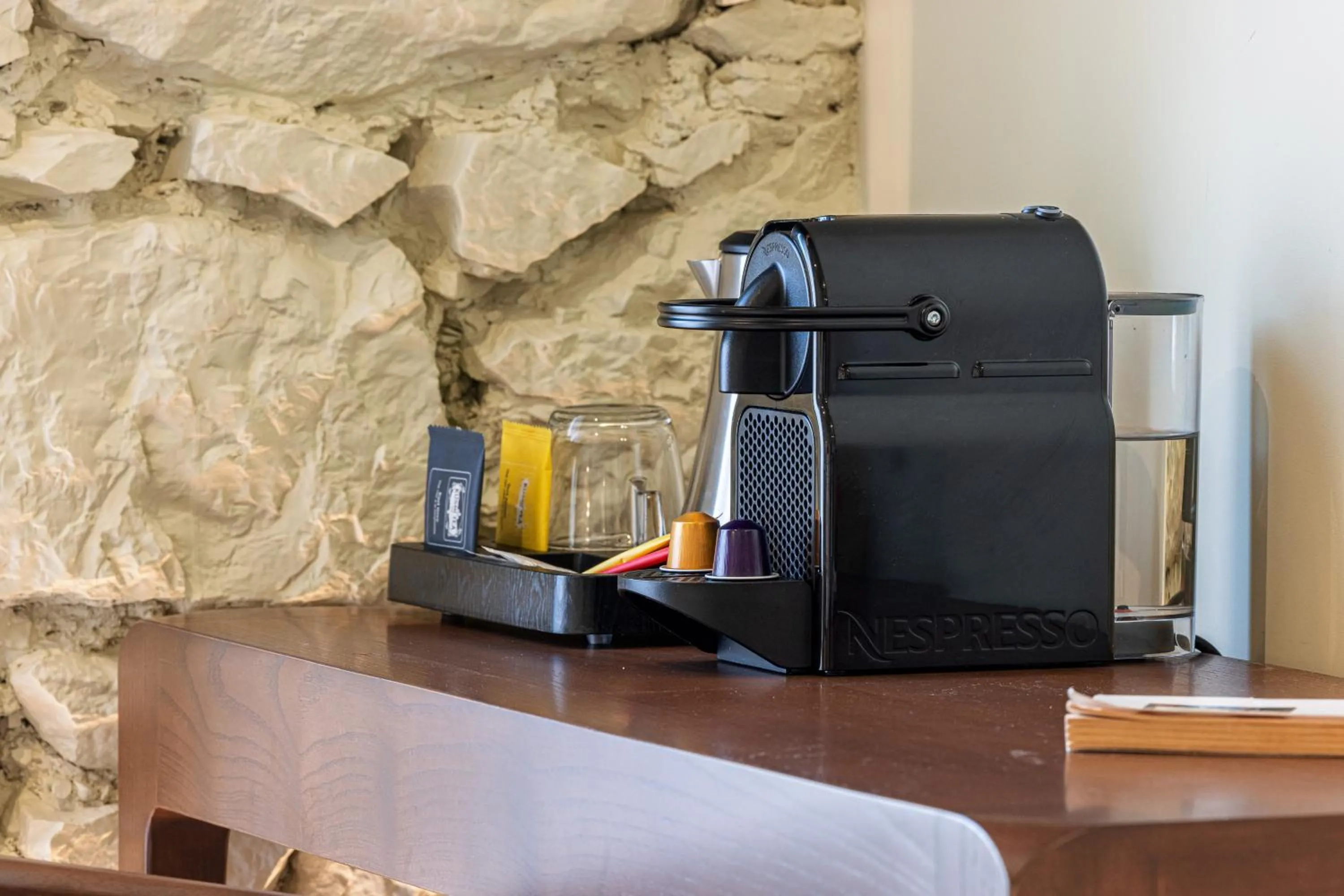 Coffee/tea facilities in Naomi Nice