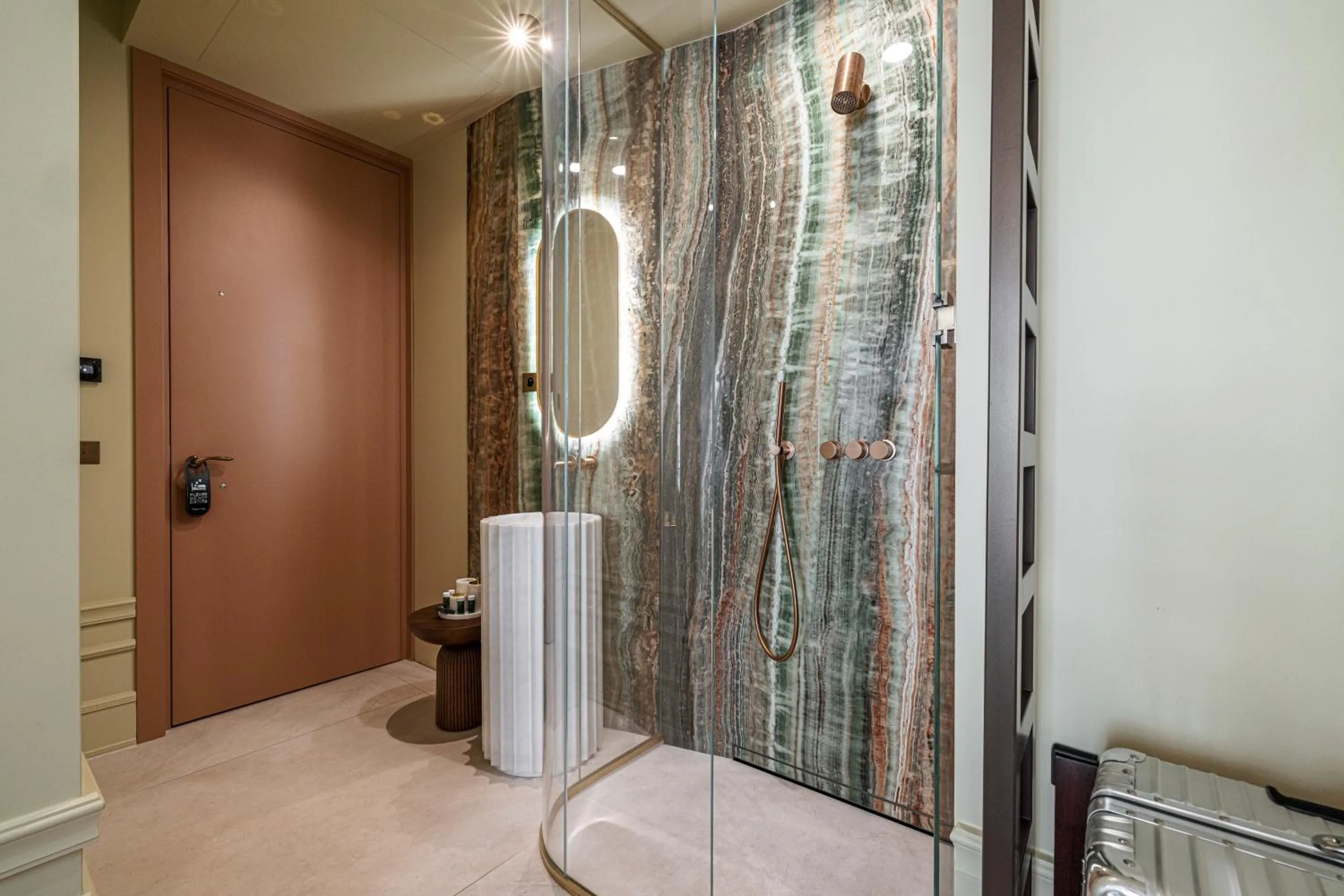 Shower in Naomi Nice