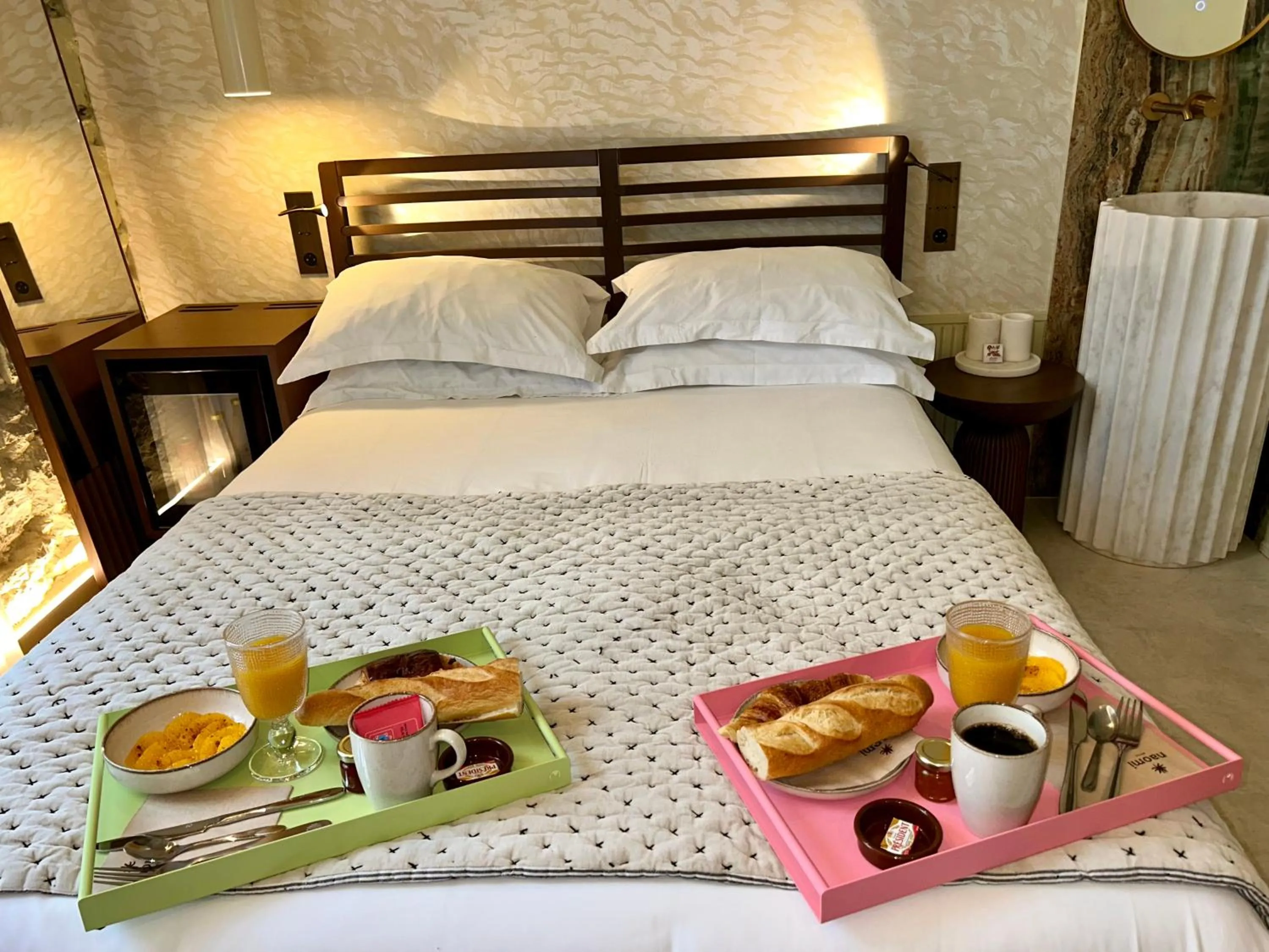 Food, Bed in Naomi Nice