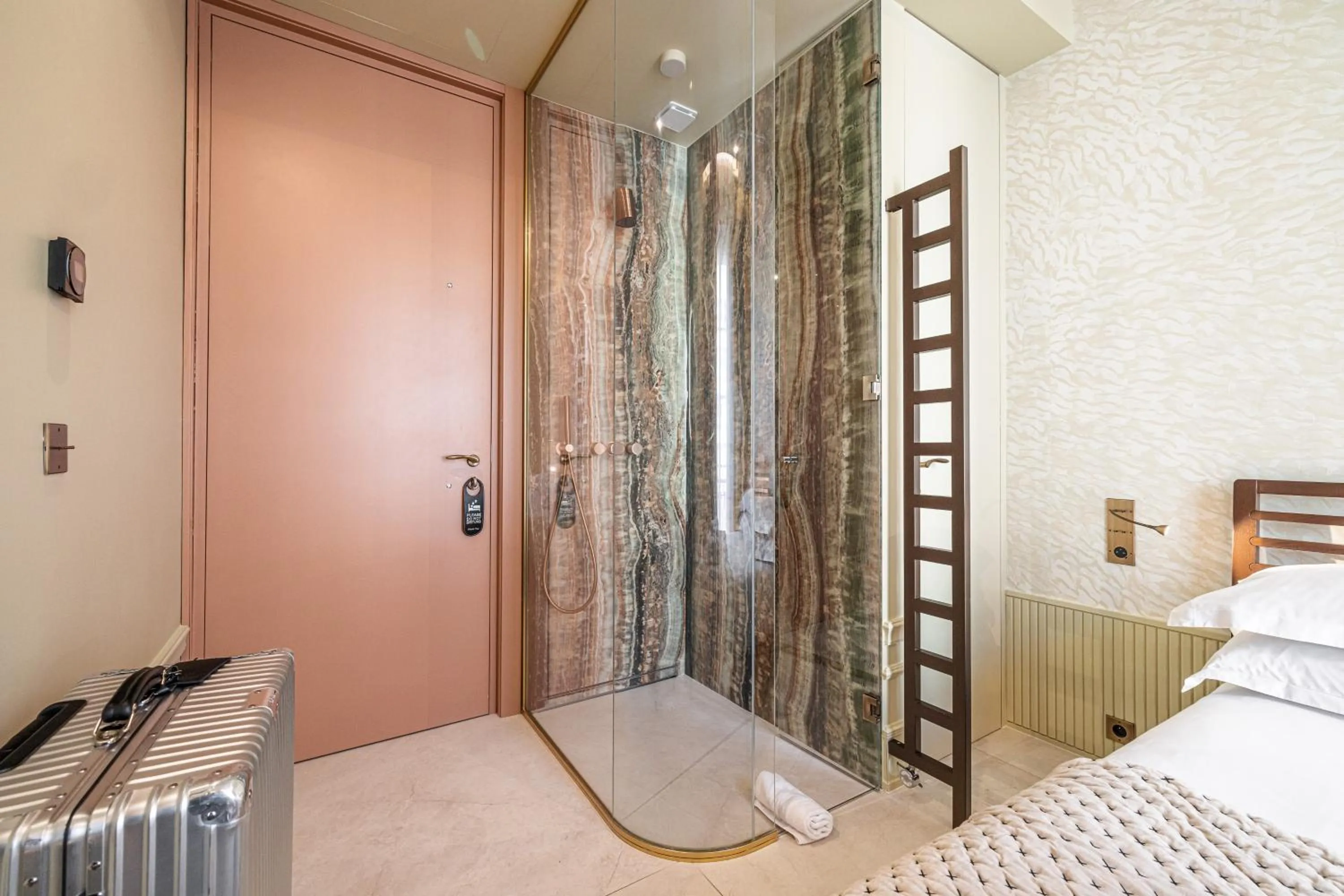 Shower, Bed in Naomi Nice