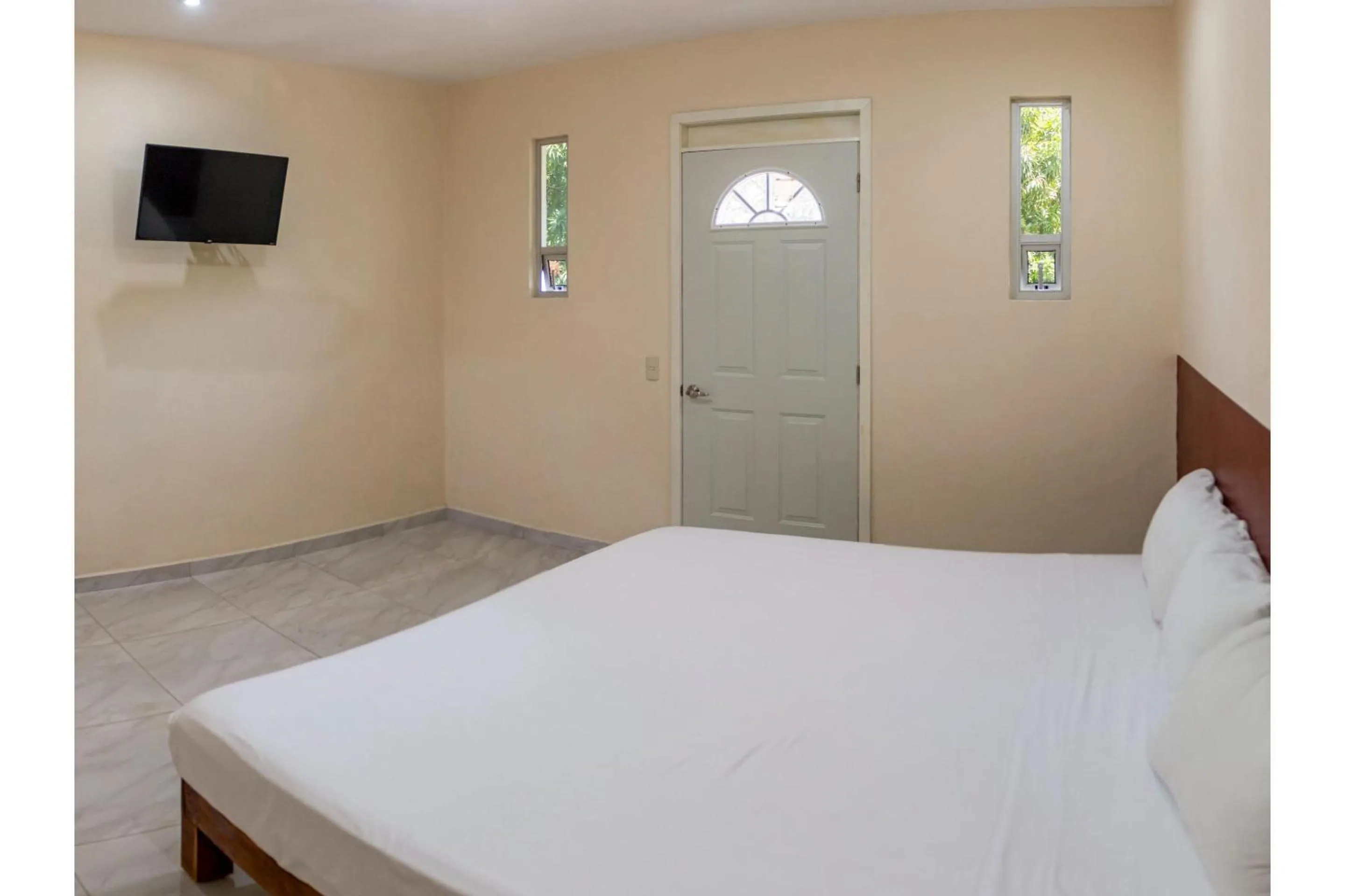 Bedroom, Bed in OYO Hotel La Playa