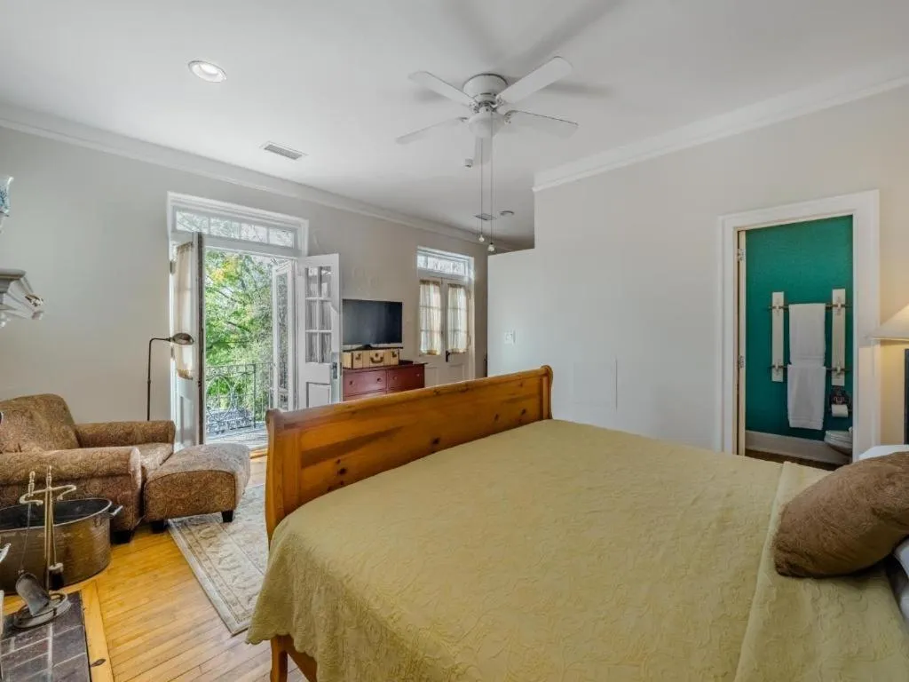 Bed in The Front Street Inn