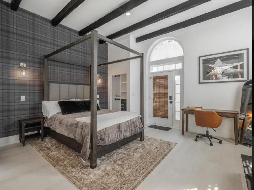 Bed in The Front Street Inn