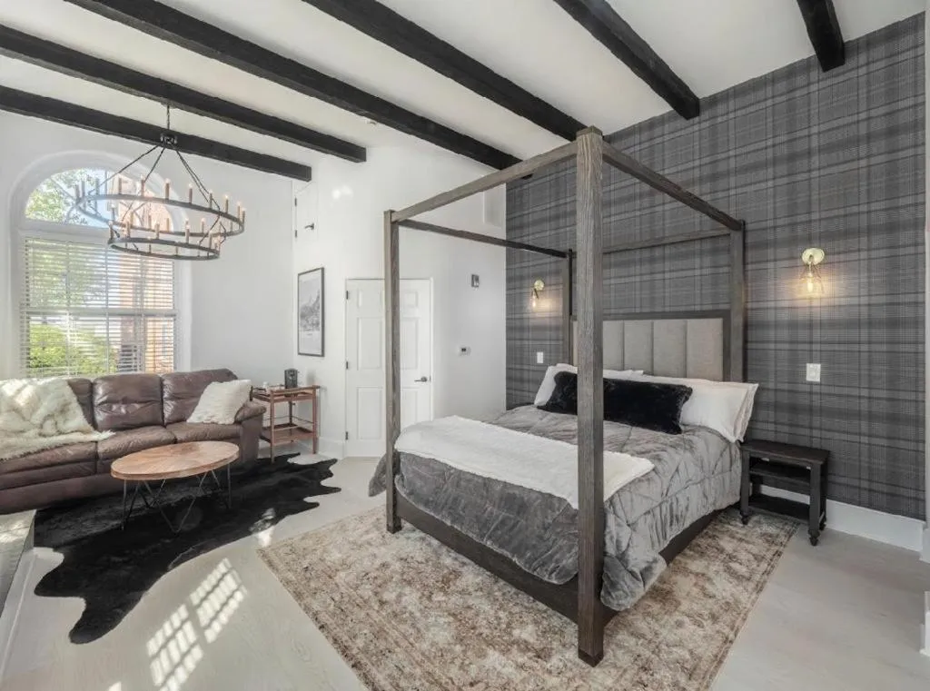 Bed in The Front Street Inn