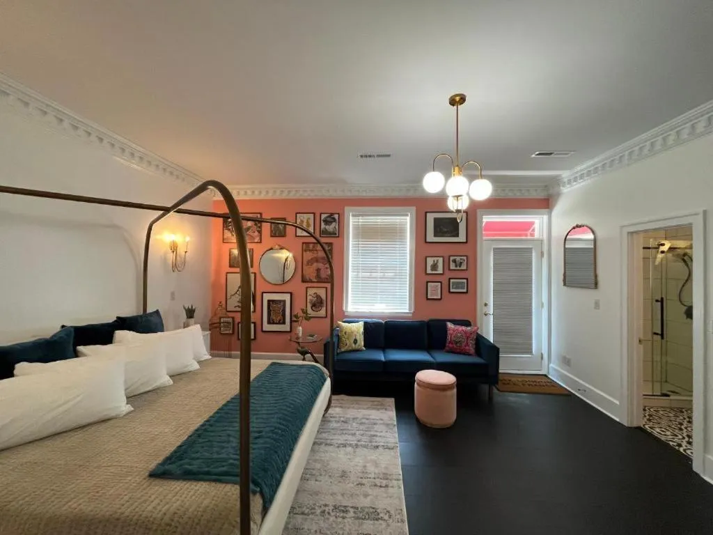 Bed in The Front Street Inn