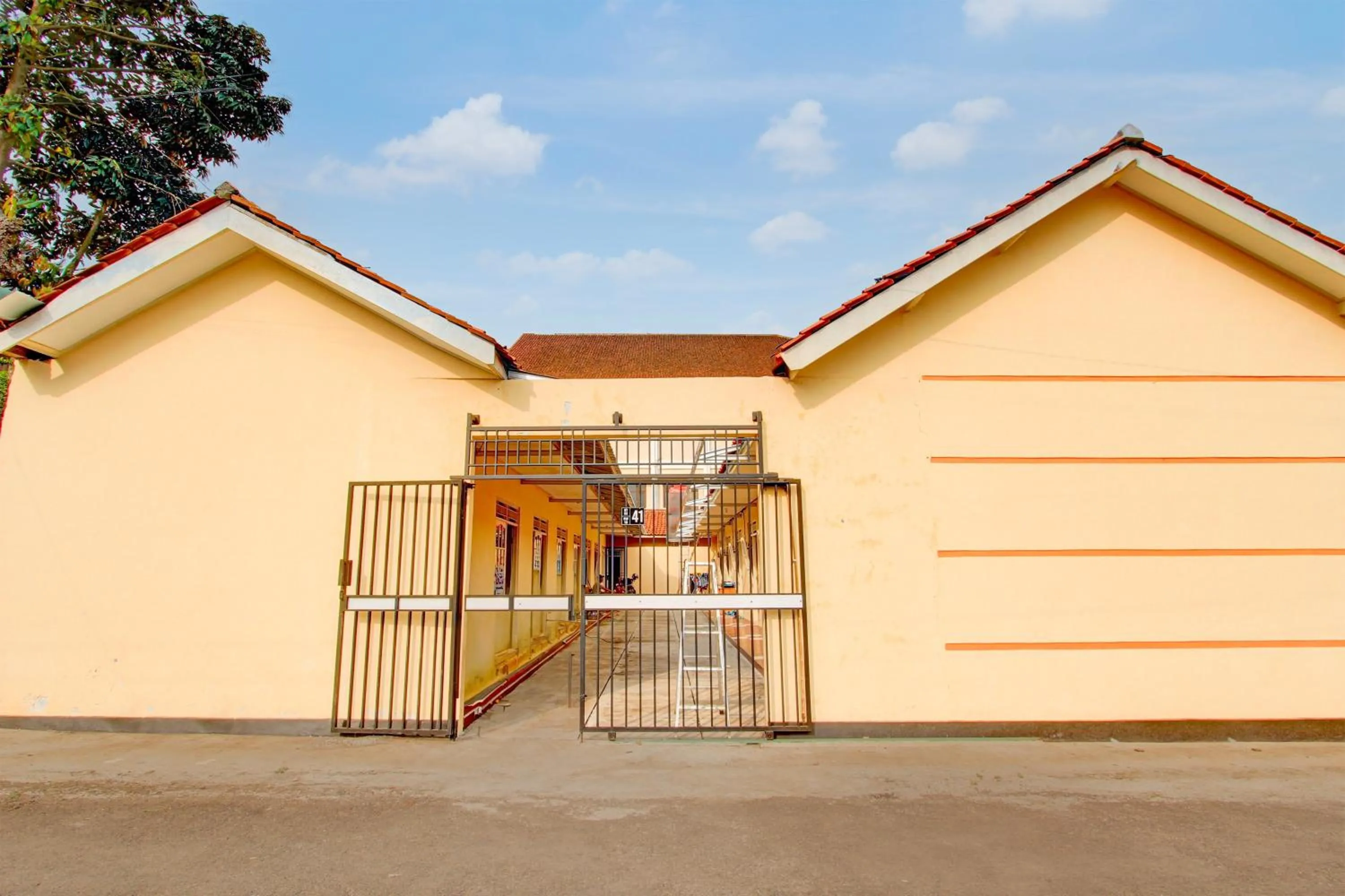 Facade/entrance in Hotel O Guest House Wijaya Syariah Near alun alun kota purwokerto