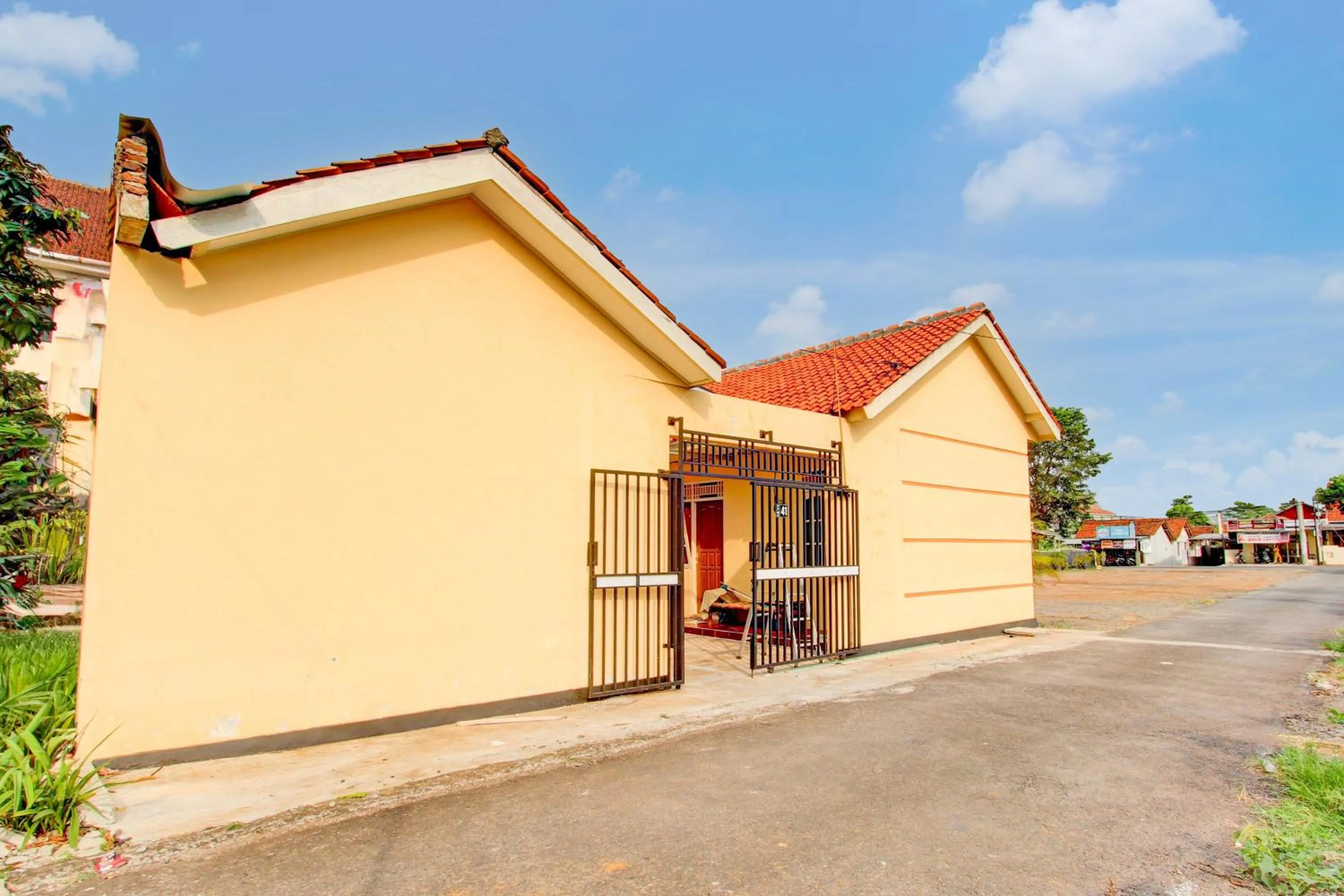 Facade/entrance in Hotel O Guest House Wijaya Syariah Near alun alun kota purwokerto