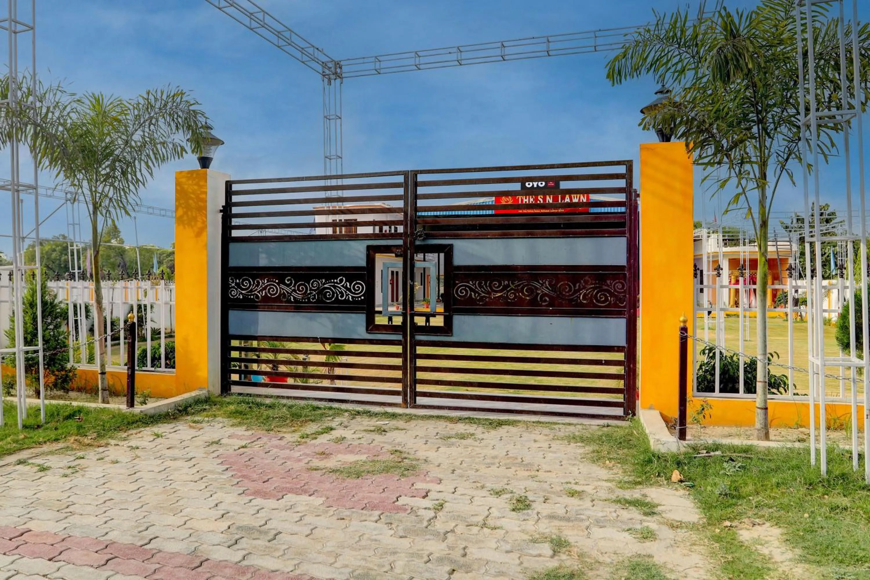 Facade/entrance in SPOT ON The SN Lawn