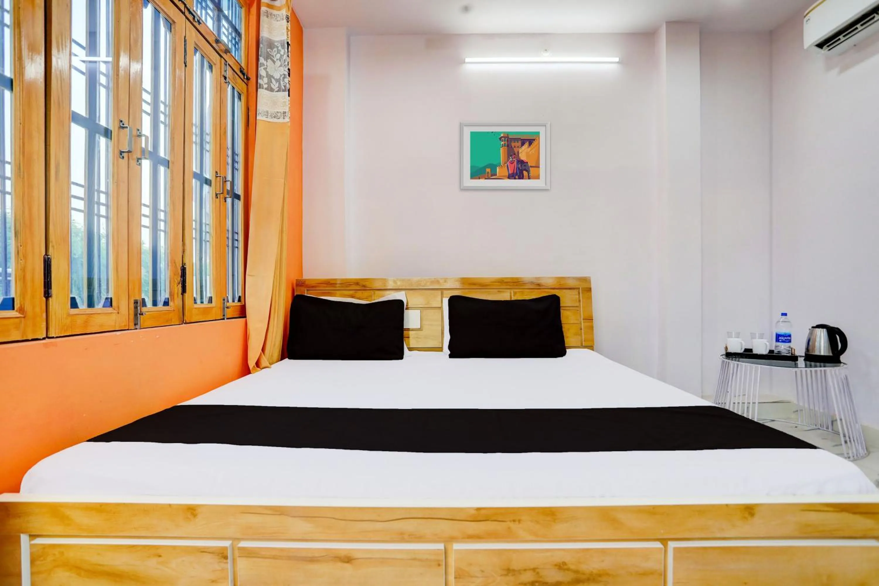 Bedroom, Bed in SPOT ON The SN Lawn