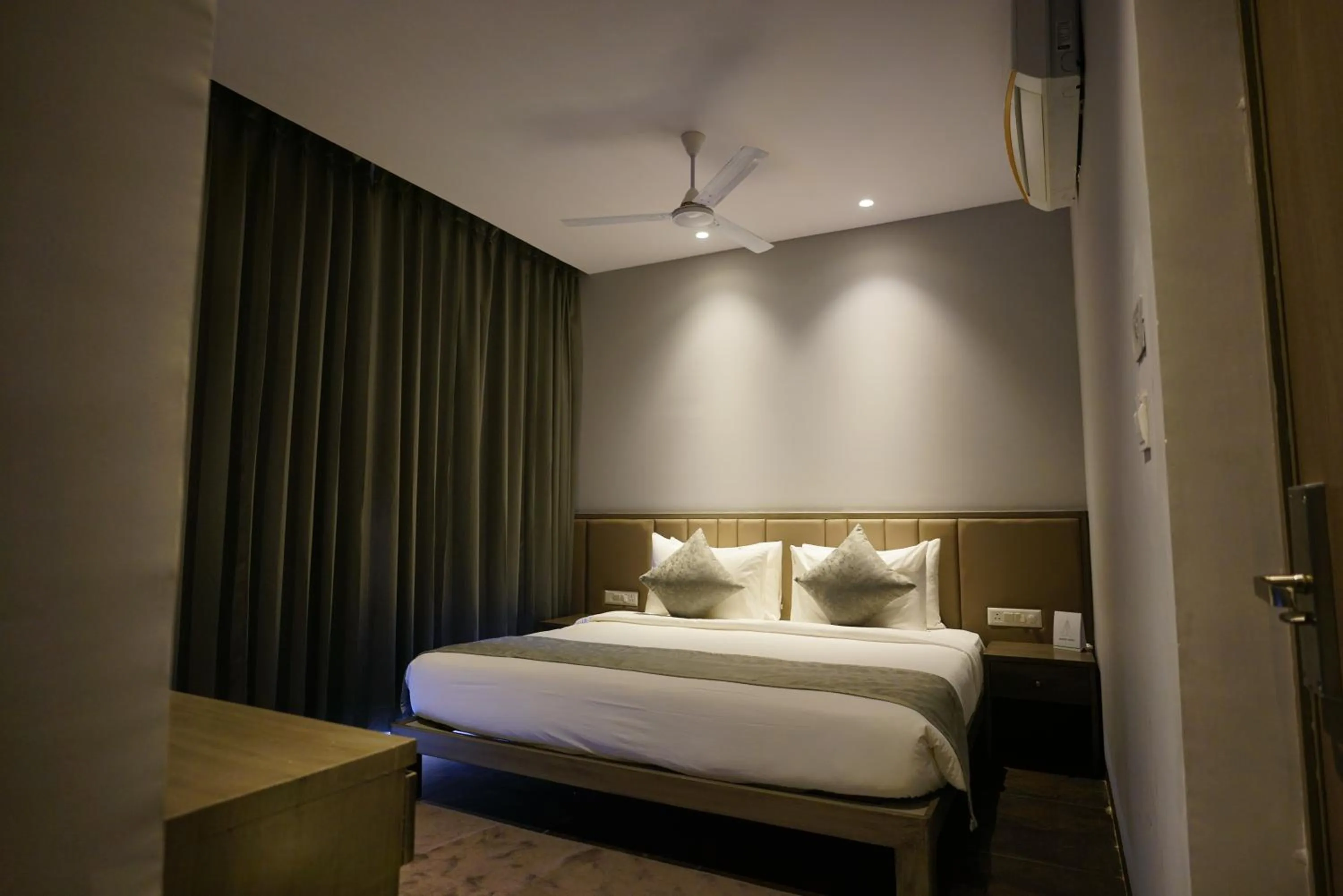 Bedroom, Bed in The Augusta Club & Resort