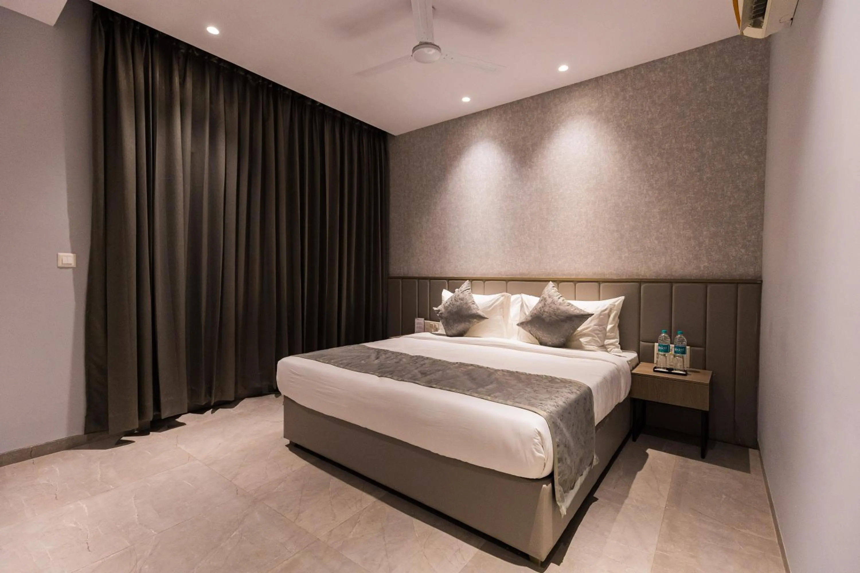 Bedroom, Bed in The Augusta Club & Resort