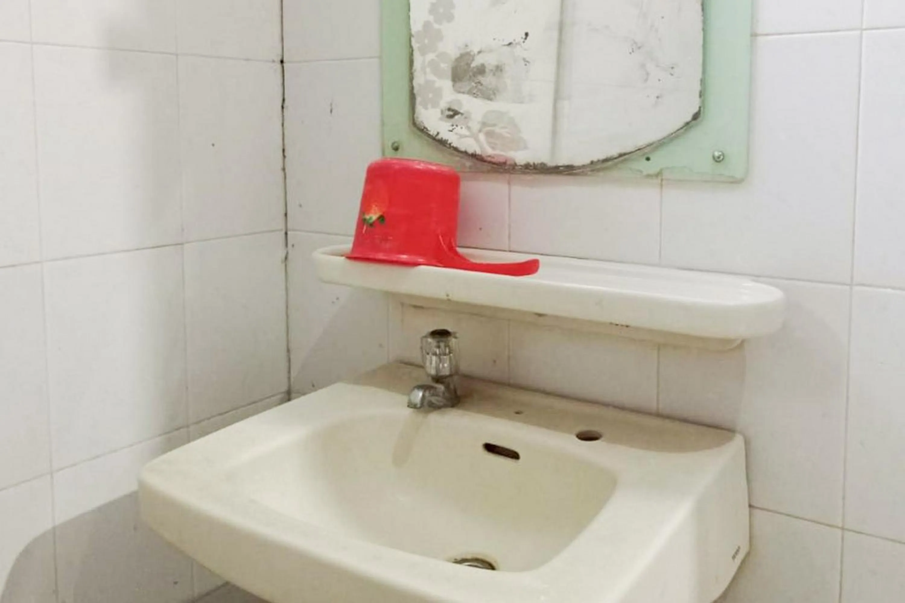 Bathroom in Hotel Pantai Panjang Bengkulu RedPartner