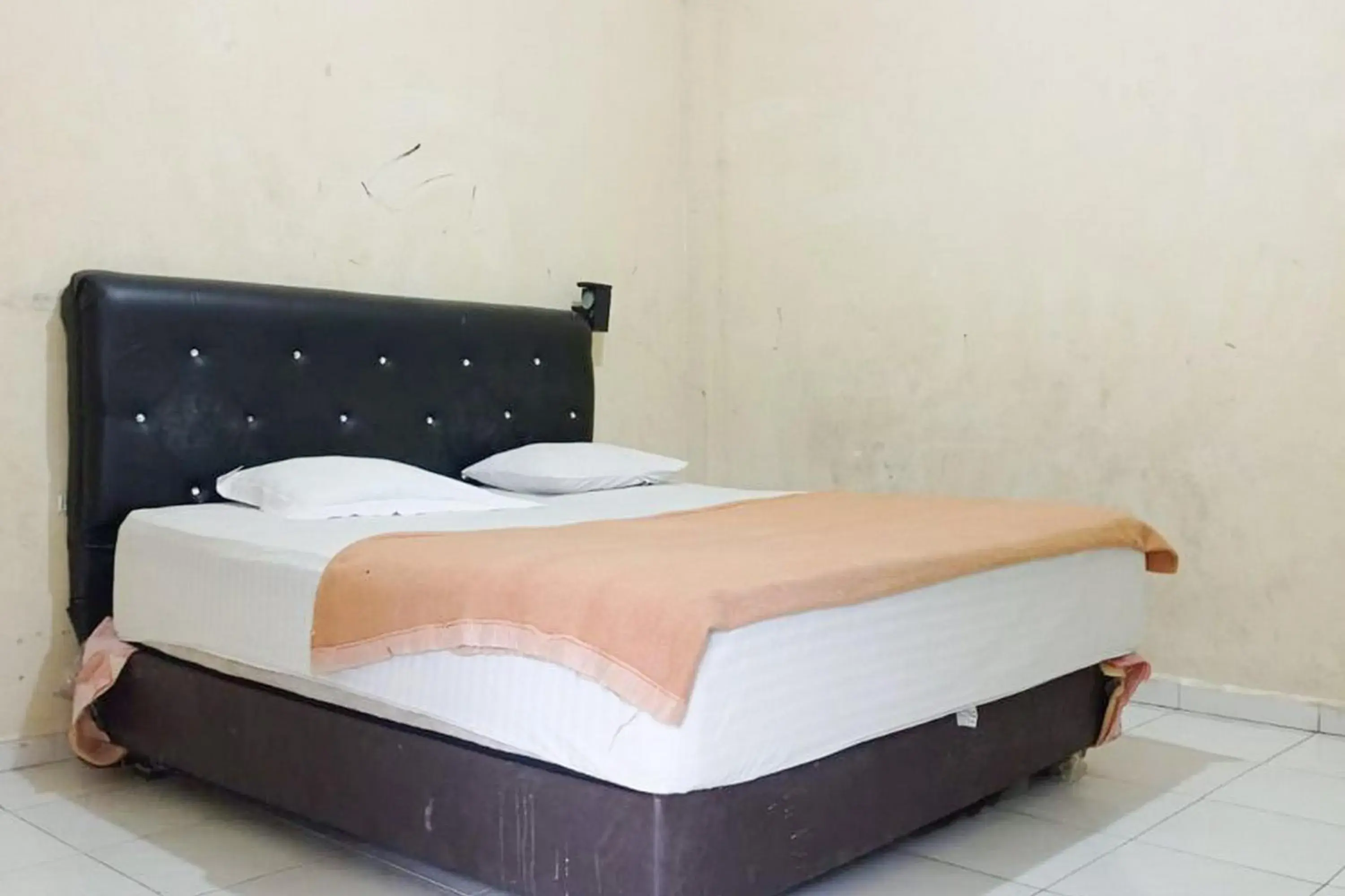 Standard Double Room in Hotel Pantai Panjang Bengkulu RedPartner Standard Double Room in Hotel Pantai Panjang Bengkulu RedPartner