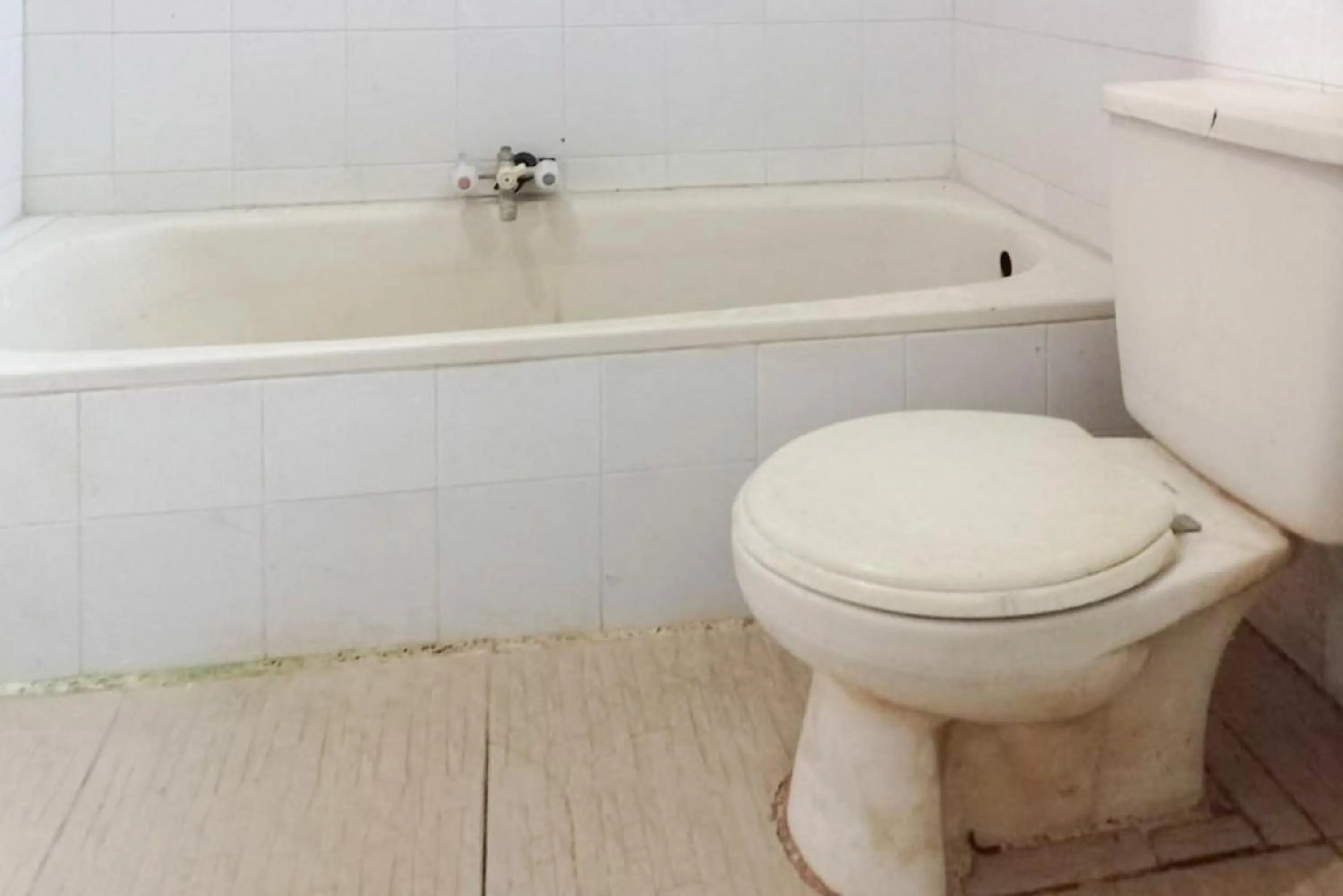 Bathroom in Hotel Pantai Panjang Bengkulu RedPartner