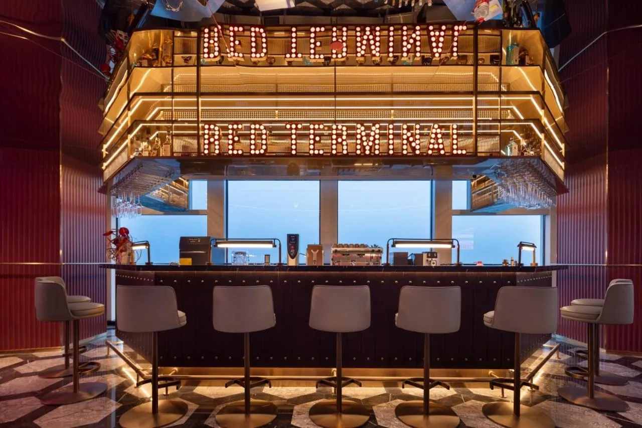 Lounge or bar in Radisson Red Guangzhou South Railway Station