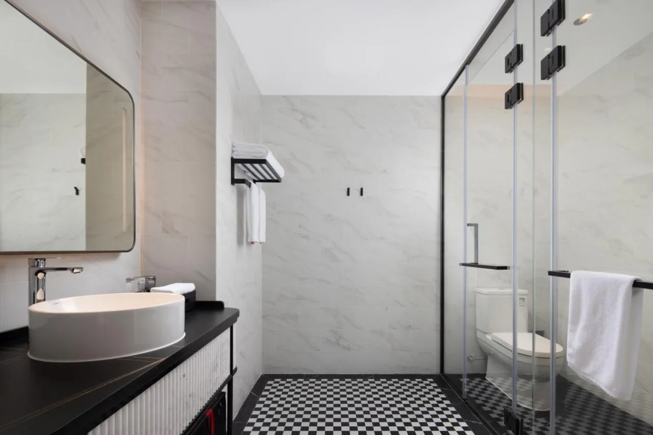 Bathroom in Radisson Red Guangzhou South Railway Station